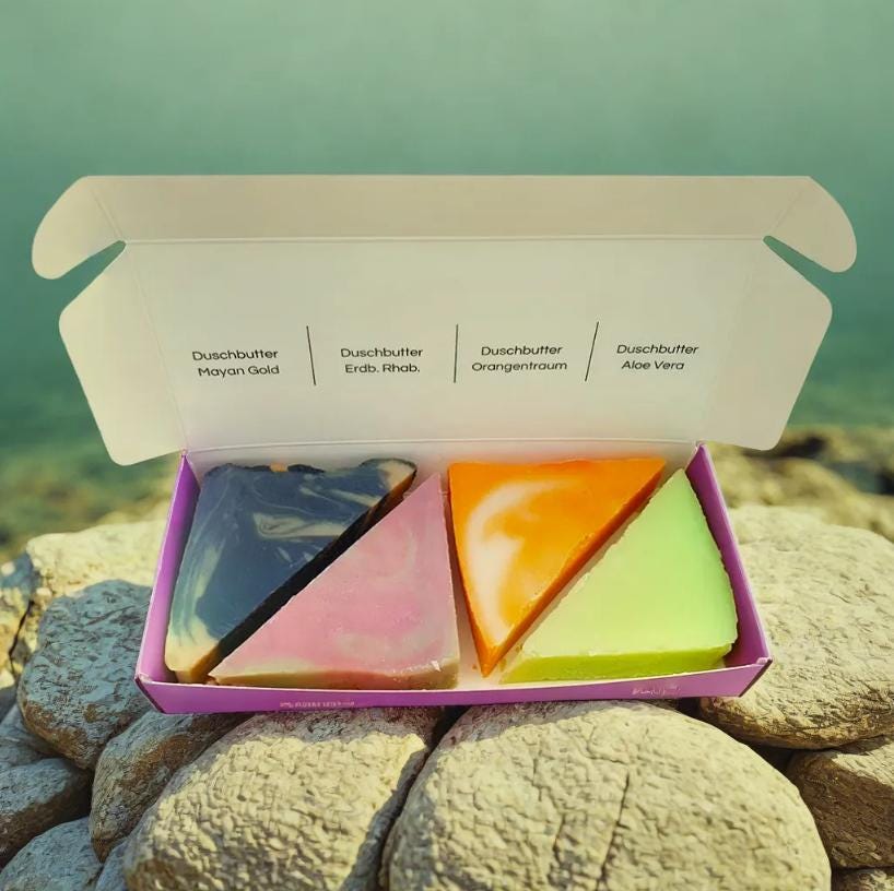 Duschbutter Quartett in Der Geschenkbox - Vegan, Plastikfrei Und Ohne Palmöl Duschbutter Quartett in Der Geschenkbox - Vegan, Plastikfrei Und Ohne Palmöl von kleineAuszeit