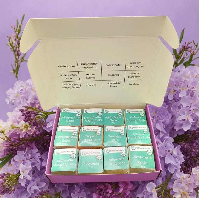 Naturseifen Reise Durch's Jahr in Der Geschenkbox - Vegan, Plastikfrei Und Ohne Palmöl Naturseifen Reise Durch's Jahr in Der Geschenkbox - Vegan, Plastikfrei Und Ohne Palmöl von kleineAuszeit
