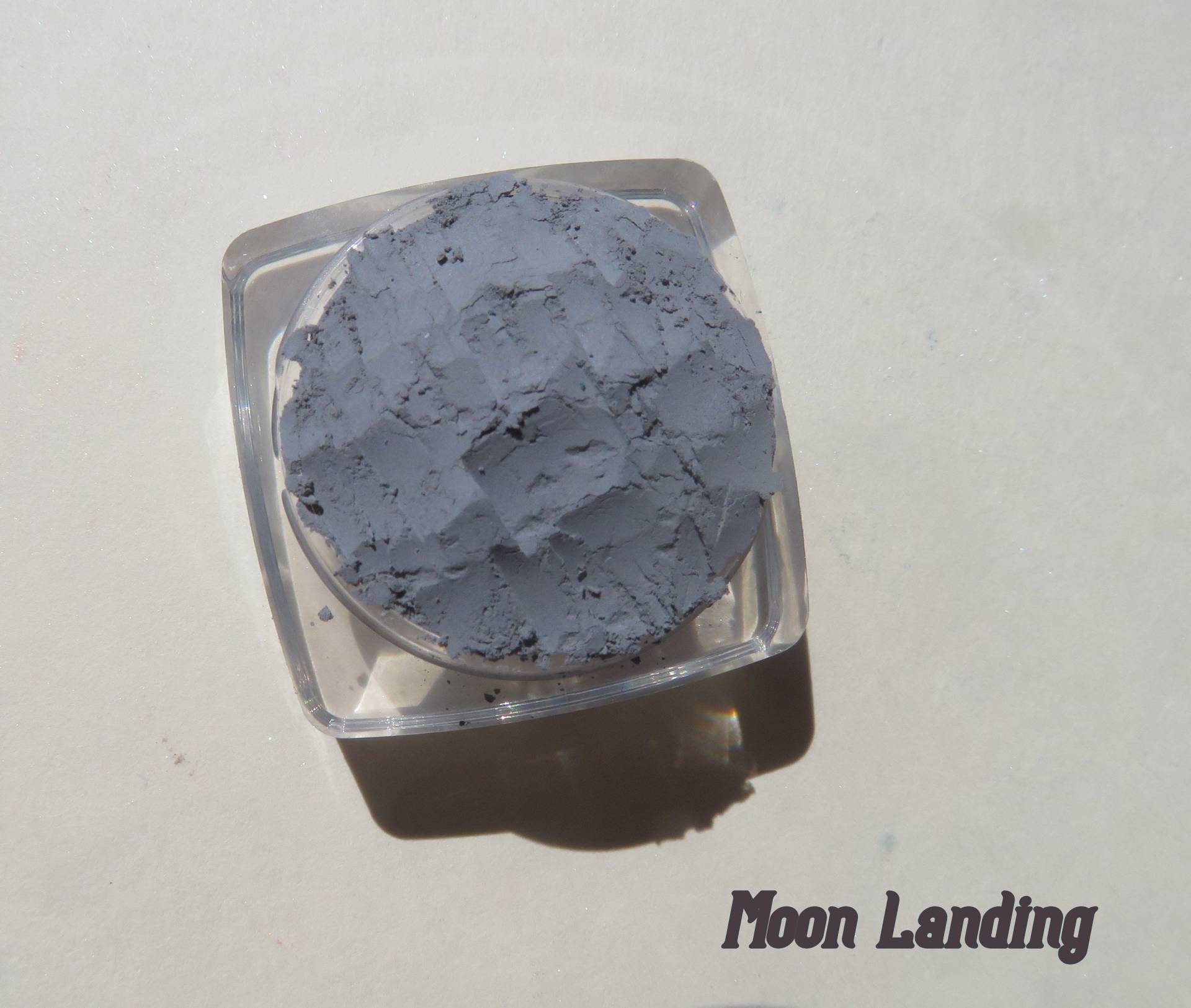 Moon Landing - Matte Pale Grey Lose Puder-Mineral-Lidschatten, Ohne Tierversuche, Vegan Mineral-Lidschatten Moon Landing - Matte Pale Grey Lose Puder-Mineral-Lidschatten, Ohne Tierversuche, Vegan Mineral-Lidschatten von kmms