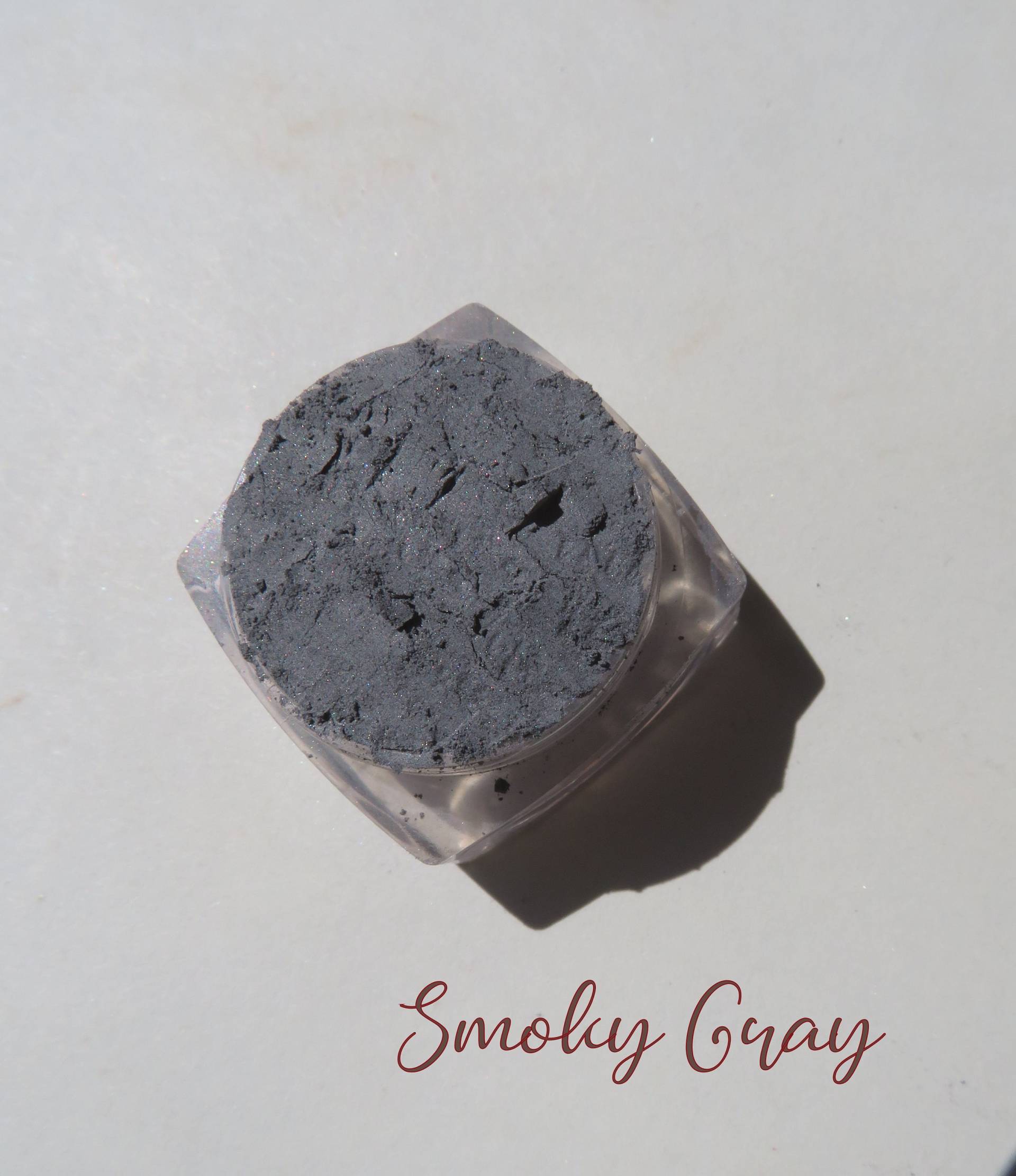 Smoky Grey - Heller, Rauchgrauer, Halbschimmernder Minerallidschatten, Lose Pigmente, Grausamer, Veganer Lidschatten Smoky Grey - Heller, Rauchgrauer, Halbschimmernder Minerallidschatten, Lose Pigmente, Grausamer, Veganer Lidschatten von kmms