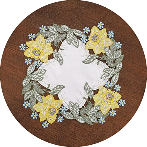 Spitzen-Tischdecke Narzisse Vogtländische Spitze | Frühlings-Dekoration mit Blumen-Motiv | kleines Deckchen Osterglocken-Stickerei mit Stoffeinsatz | Oster-Deko Aufleger Durchmesser 25 cm von kollektion MT