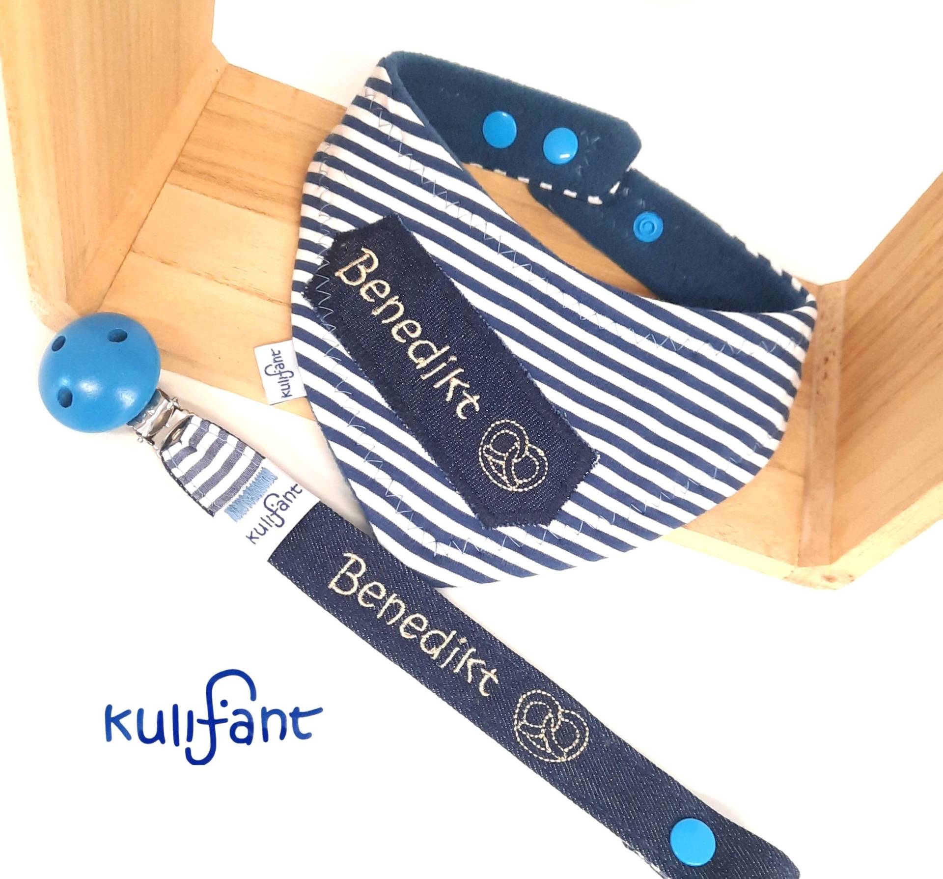 Babygeschenk Set Schnullerband & Warmes Halstuch Brezel Brez'n Bayrisch Stern Denim Mit Namen Personalisiert Individuell Kuschelig Diddi Babygeschenk Set Schnullerband & Warmes Halstuch Brezel Brez'n Bayrisch Stern Denim Mit Namen Personalisiert Individuell Kuschelig Diddi von kulifant