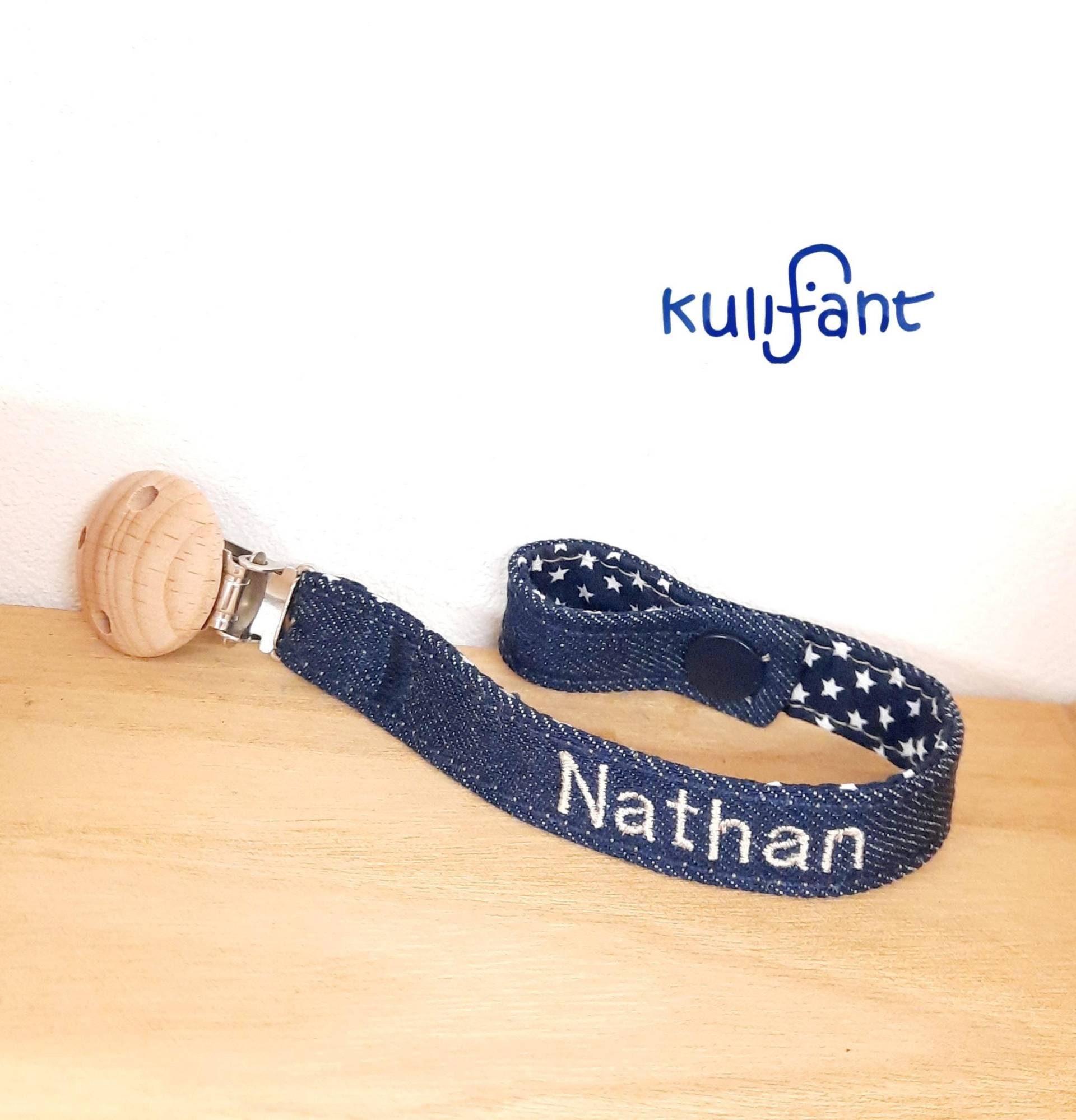 Dünneres Jeans Denim Schnullerband Zart Schlicht Mini Schmal Natur Marineweiß Mit Name Namen Bestickt Holzclip Geburt Babygeschenk Dünneres Jeans Denim Schnullerband Zart Schlicht Mini Schmal Natur Marineweiß Mit Name Namen Bestickt Holzclip Geburt Babygeschenk von kulifant