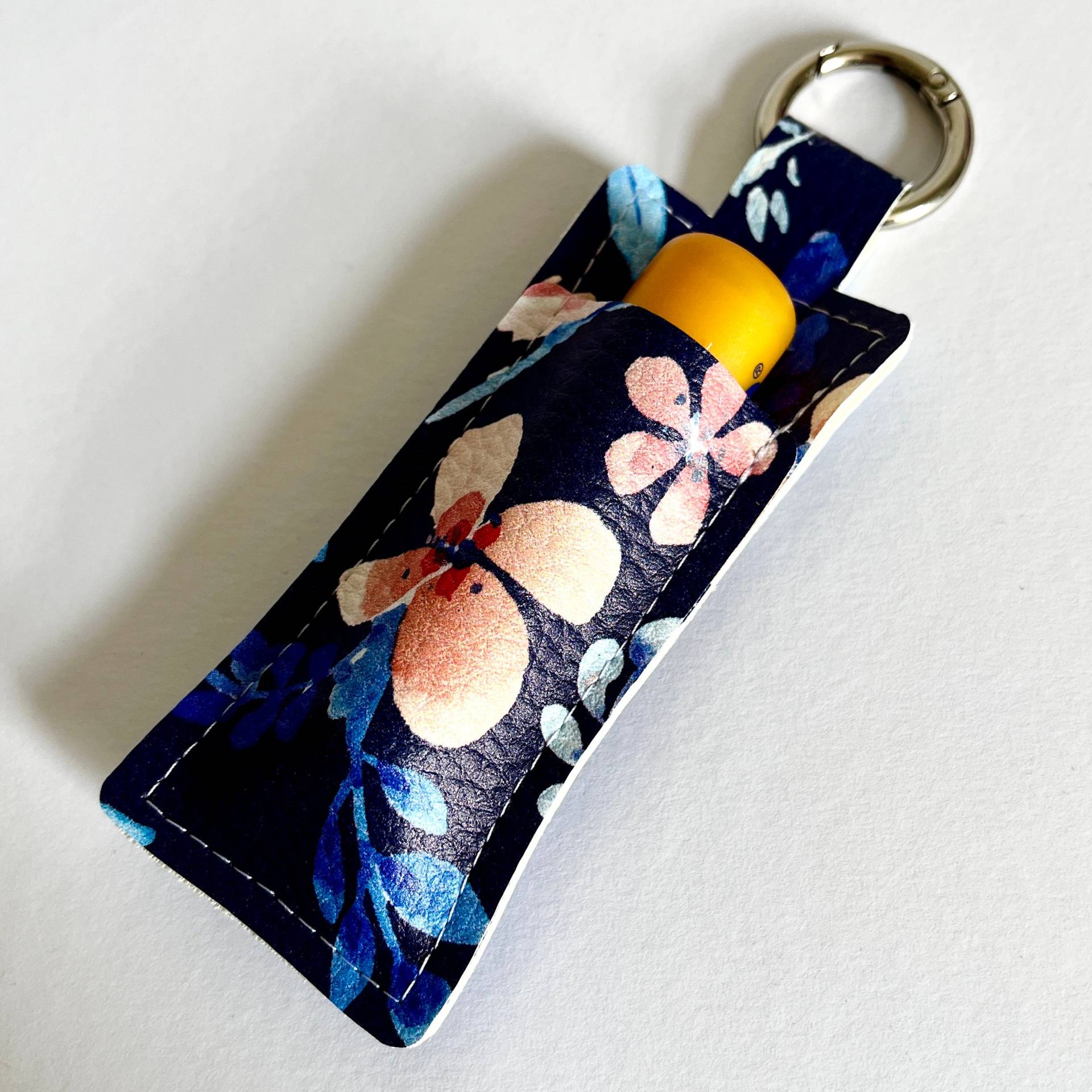 Schlüsselanhänger | Lippenbalsam Kunstleder Karabiner Anhänger Blau Floral Blüten Schlüsselanhänger | Lippenbalsam Kunstleder Karabiner Anhänger Blau Floral Blüten von kunterundbunter