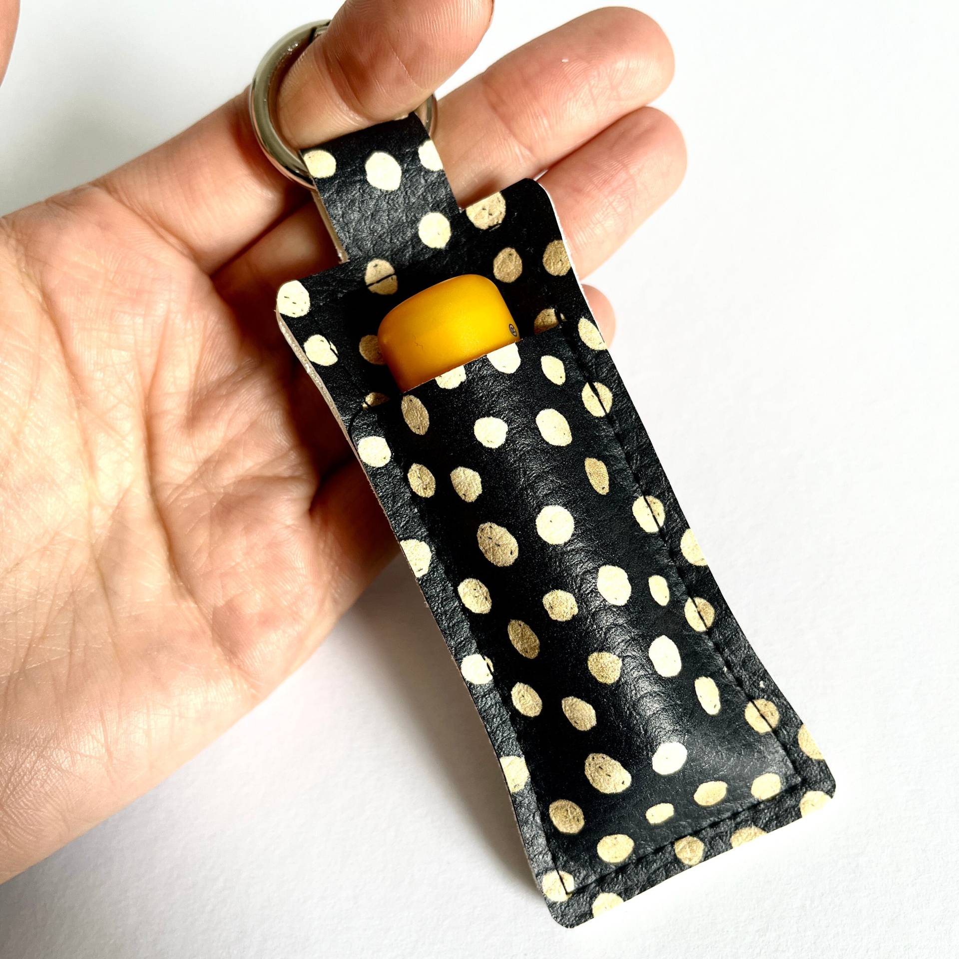 Schlüsselanhänger | Lippenbalsam Kunstleder Karabiner Anhänger Schwarz Gold Punkte Schlüsselanhänger | Lippenbalsam Kunstleder Karabiner Anhänger Schwarz Gold Punkte von kunterundbunter