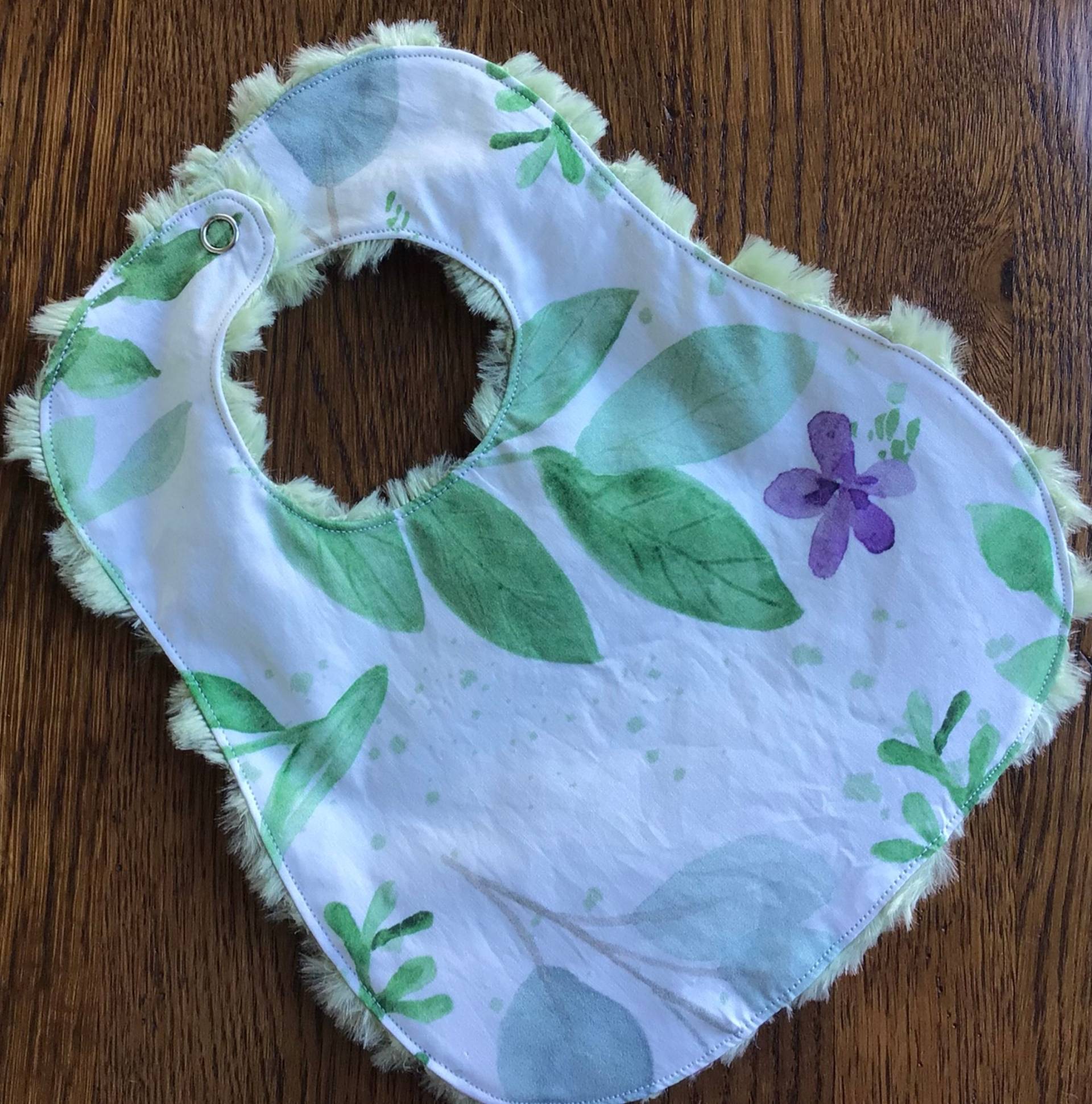 Grün Und Lila Veilchen Kleinere Babylätzchen Grün Und Lila Veilchen Kleinere Babylätzchen von laurelwhite