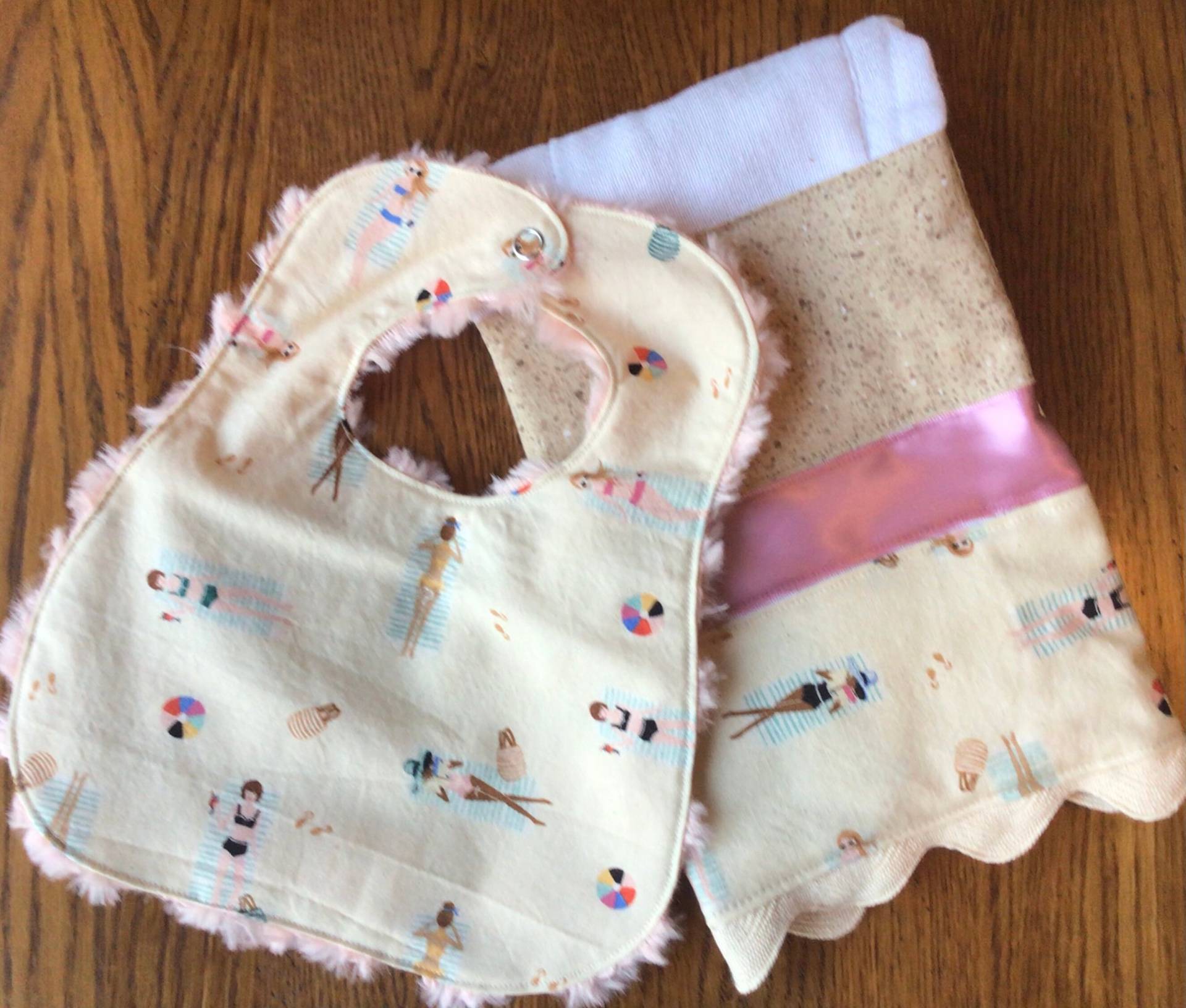 Neu... Set Aus Lätzchen Und Spucktuch Von Sunbathing Beauties Für Kleinkinder Neu... Set Aus Lätzchen Und Spucktuch Von Sunbathing Beauties Für Kleinkinder von laurelwhite