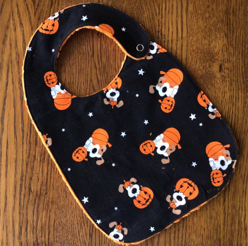 Welpe Und Kürbis Halloween Minky Baby/Kleinkind Lätzchen von laurelwhite