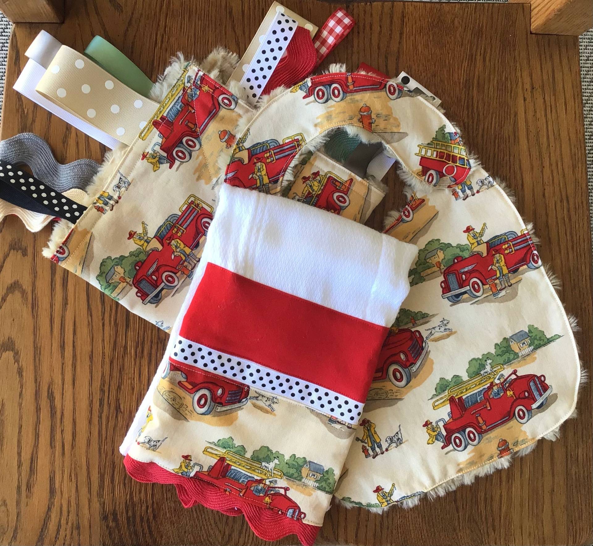 Retro Feuerwehr-Minky-Baby-/Kleinkind-Bib, Lovey Und Burp Cloth Set von laurelwhite