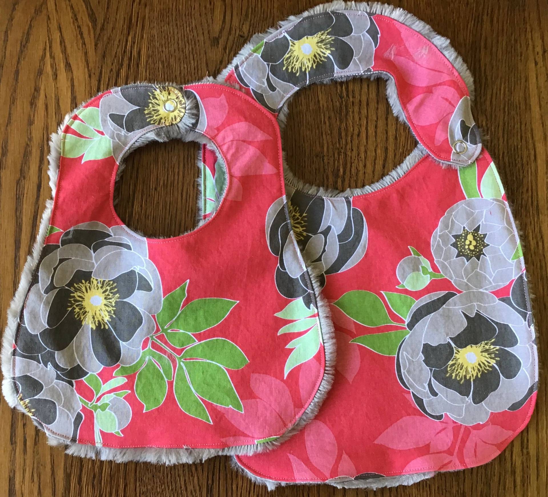 Rosa Und Graue Pfingstrose Minky Baby/Kleinkind Lätzchen Oder Nur Für Säuglinge - Zwei Größen Erhältlich Rosa Und Graue Pfingstrose Minky Baby/Kleinkind Lätzchen Oder Nur Für Säuglinge - Zwei Größen Erhältlich von laurelwhite