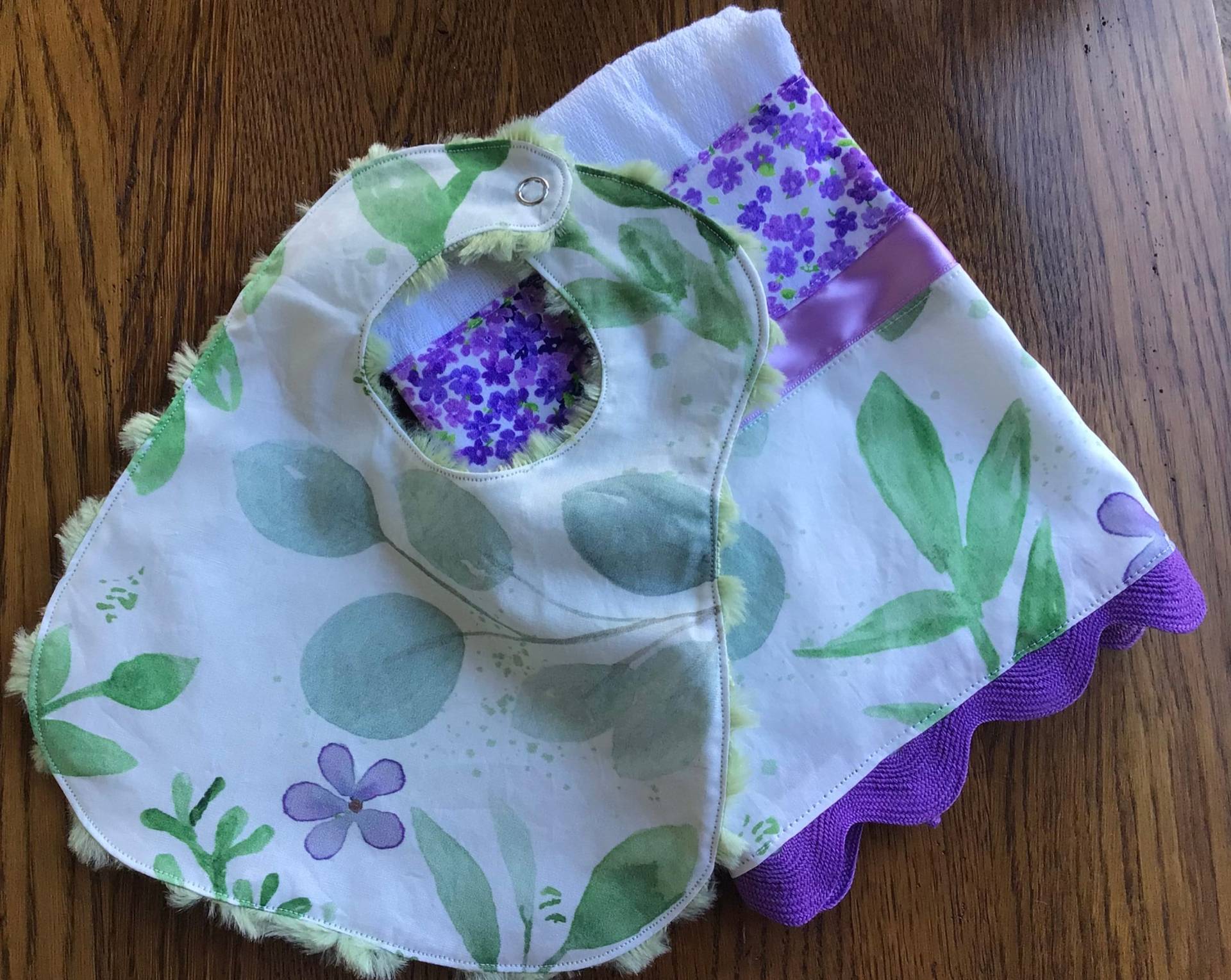 Set „Veilchen Und Blätter" Mit Lätzchen Spucktuch Für Kleinkinder Set „Veilchen Und Blätter" Mit Lätzchen Spucktuch Für Kleinkinder von laurelwhite