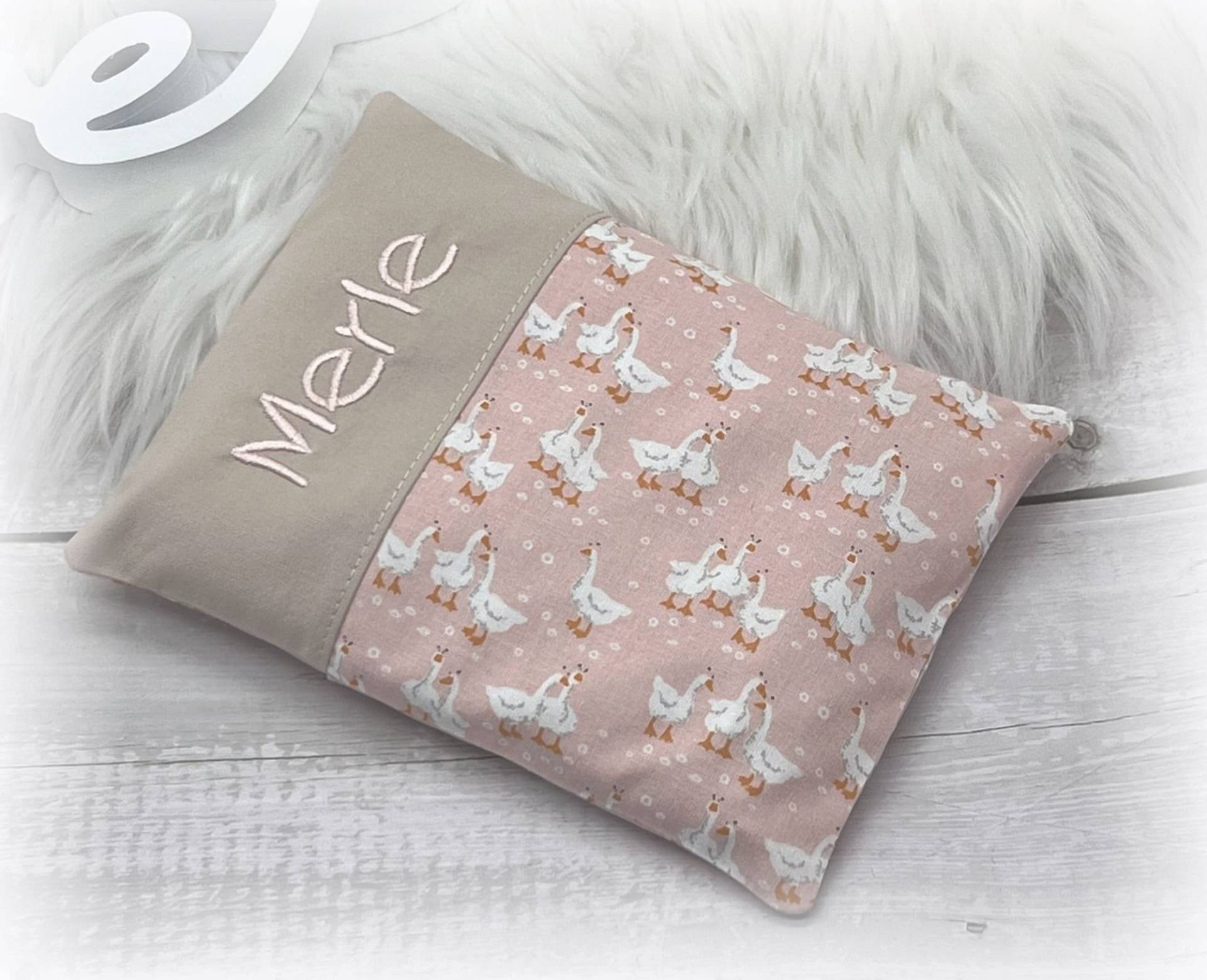 Wärmekissen Personalisierbar, Babywärmekissen, Körnerkissen | Gänse Gänschen Dinkel-, Raps - Oder Kirschkernfüllung Wärmekissen Personalisierbar, Babywärmekissen, Körnerkissen | Gänse Gänschen Dinkel-, Raps - Oder Kirschkernfüllung von lineluCologne