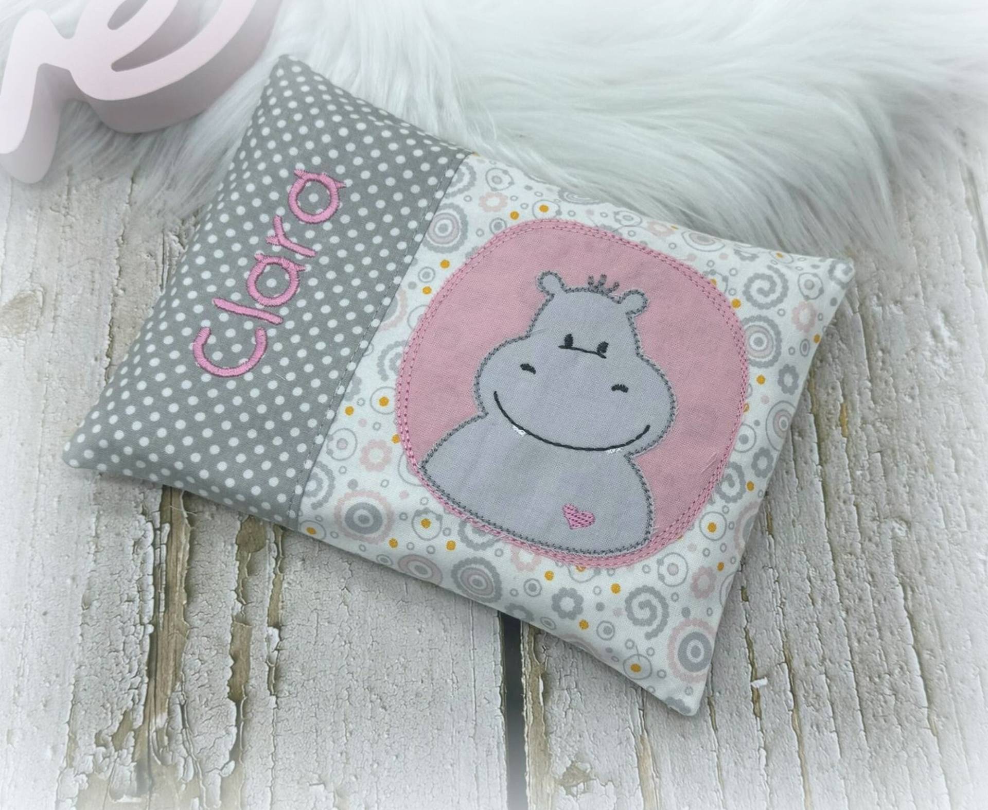 Wärmekissen Personalisierbar, Babywärmekissen, Körnerkissen | Nilpferd Hippo Dinkel-, Raps - Oder Kirschkernfüllung Wärmekissen Personalisierbar, Babywärmekissen, Körnerkissen | Nilpferd Hippo Dinkel-, Raps - Oder Kirschkernfüllung von lineluCologne