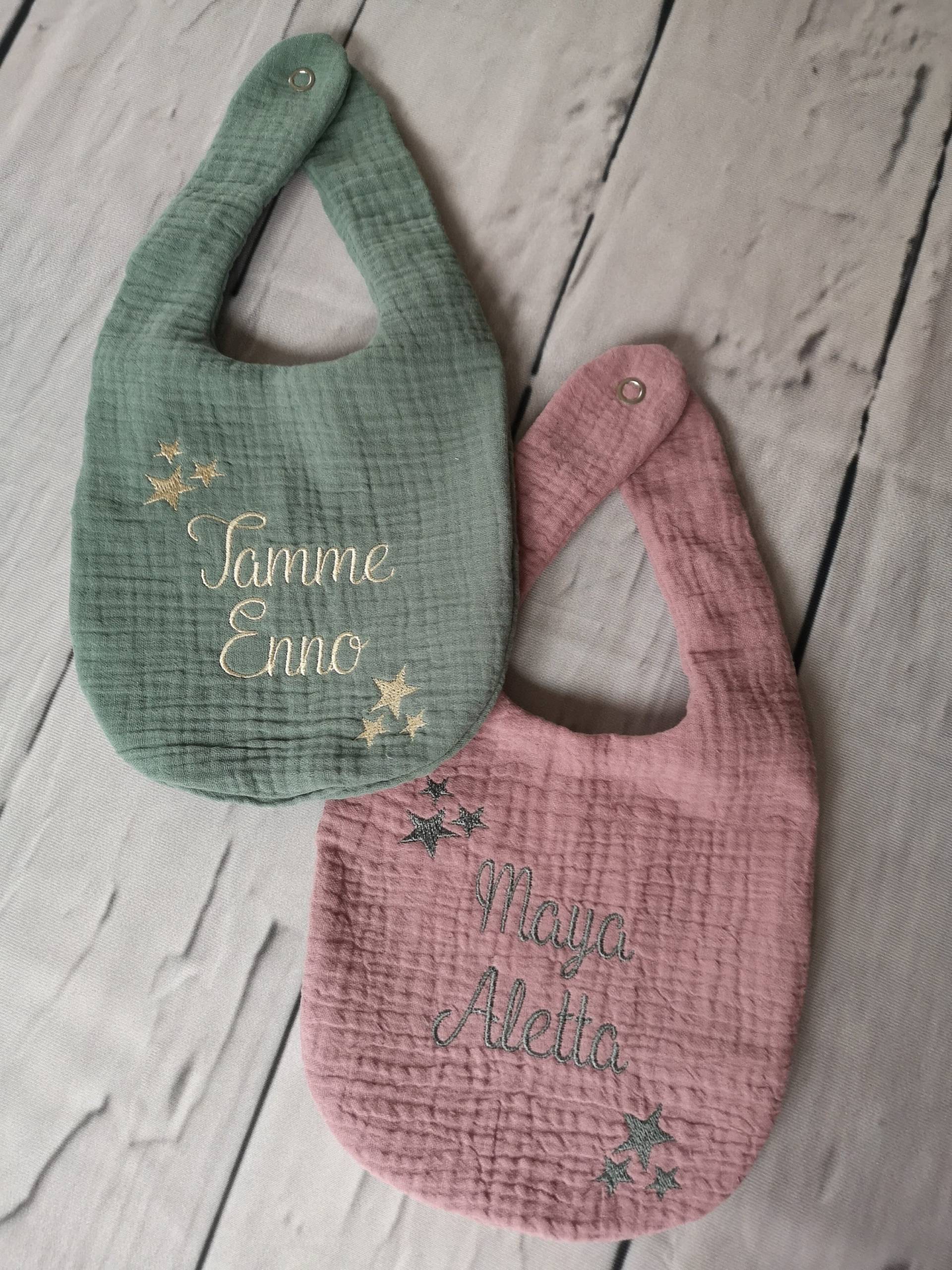 Lätzchen Aus Musselin Personalisiert Mit Name Lätzchen Aus Musselin Personalisiert Mit Name von littlemomentsby