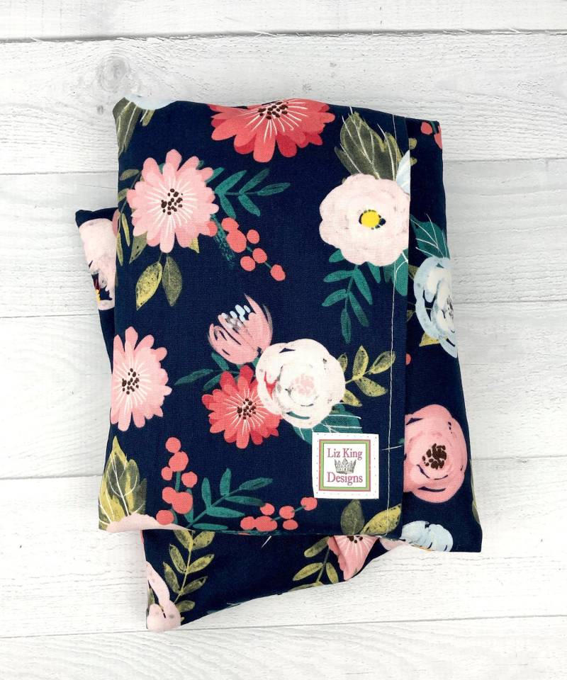 Großes Wärmekissen, Mikrowellengeeignet, Wärmetherapie, Wärmebehandlung, Entspannungskissen, Geschenk, Zur Floral Auf Dunkelblau von lizkingdesigns