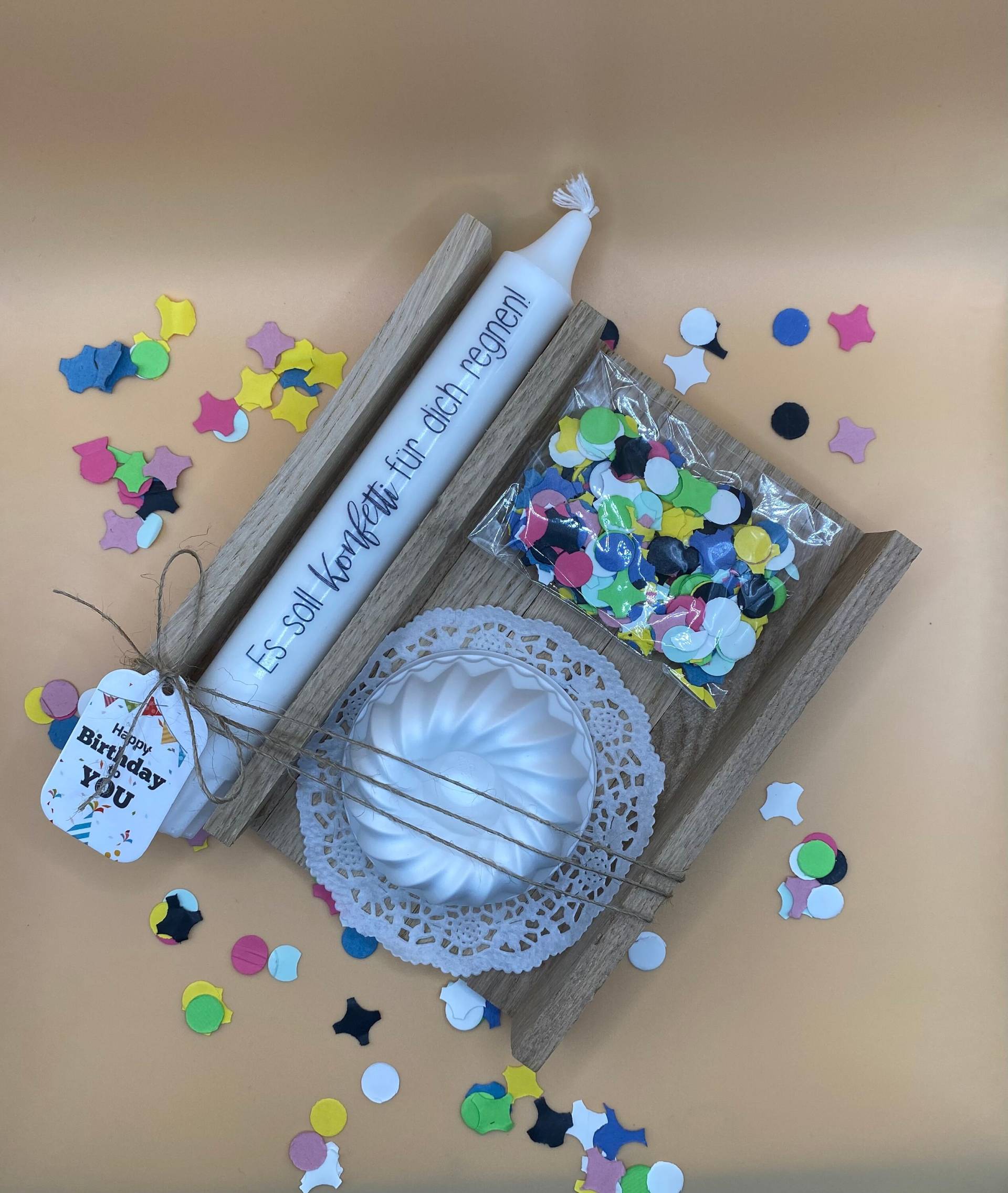 Einzigartiges, Handgemachtes Geburtstagsgeschenk Mit Konfetti Und Kerze Gugelhupf Handmade in Holzbox Eiche/Geschenkset Einzigartiges, Handgemachtes Geburtstagsgeschenk Mit Konfetti Und Kerze Gugelhupf Handmade in Holzbox Eiche/Geschenkset von lovelygiftsbyliz