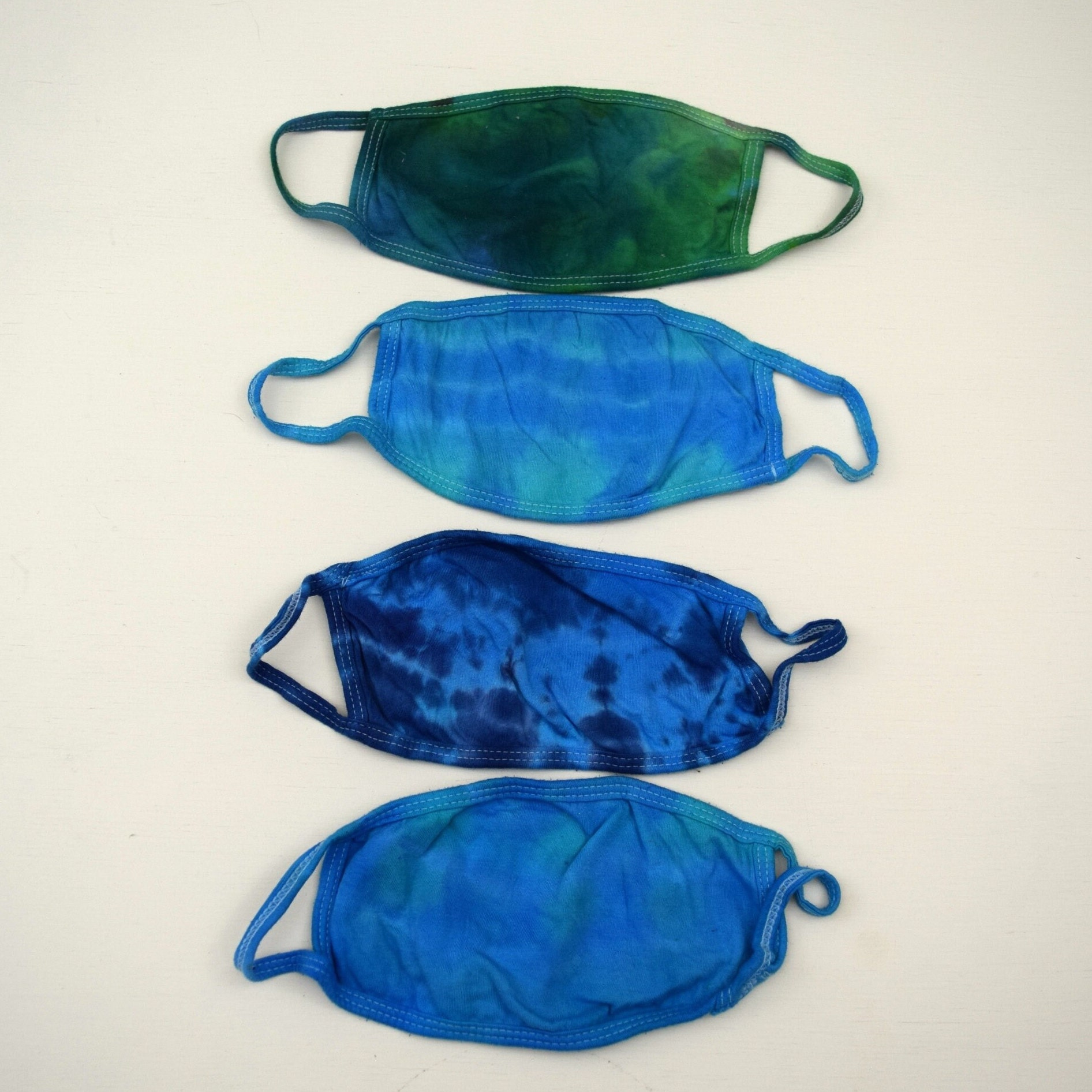 Maskenpackung #42 ~ 4Er Set Eisfarben Krawatte Maske Erwachsene Klein | 2 Lagen Baumwolle Jersey Stoff Earloops Stretchy Non-Adjustable Varietät Blau von madebyhippies