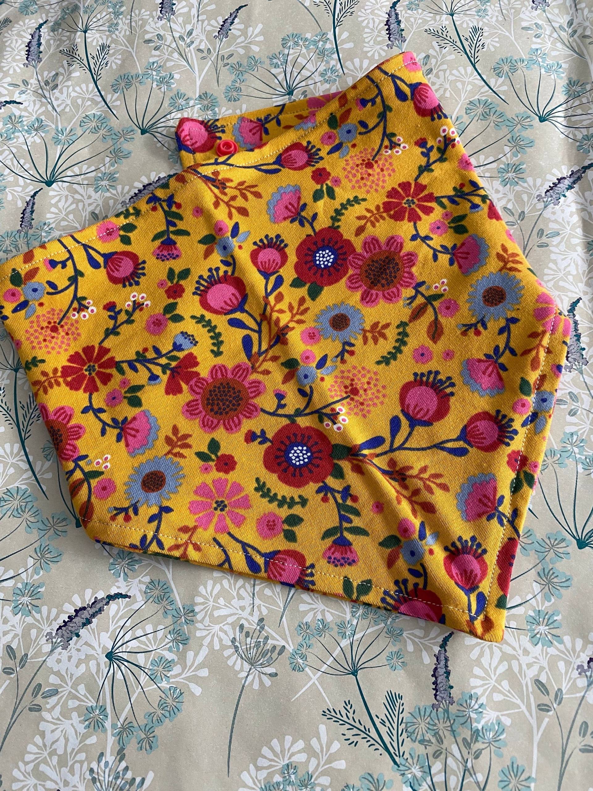 Halstuch Kinder Dreieck Sterne Größenverstellbar Beidseitig Wenden Druckknopf Kids Baby Floral Blumen Halstuch Kinder Dreieck Sterne Größenverstellbar Beidseitig Wenden Druckknopf Kids Baby Floral Blumen von madebymelkle
