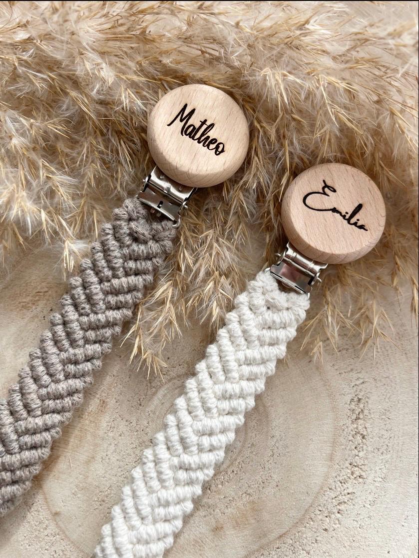 Personalisierte Makramee Schnullerkette Mit Namensgravur Personalisierte Makramee Schnullerkette Mit Namensgravur von madebytiniza
