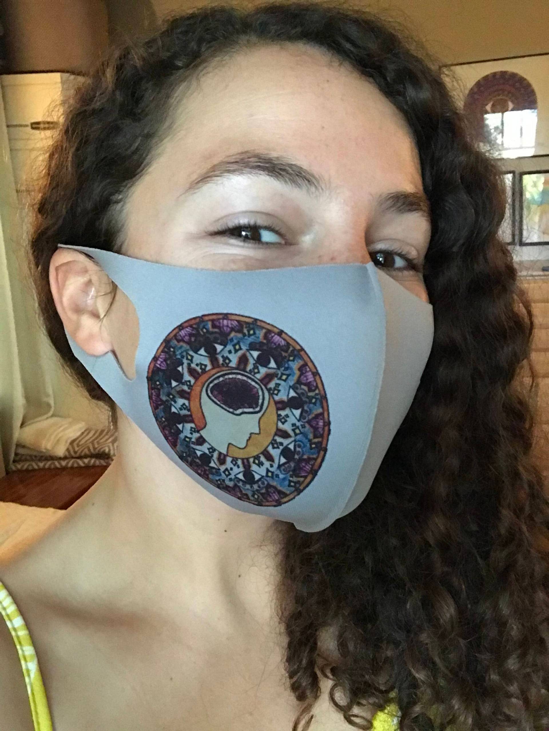Verträumte "Crystal Mind" Stoffmaske - Einzigartiges Mandala Design Auf Grau von mandalasofthepath
