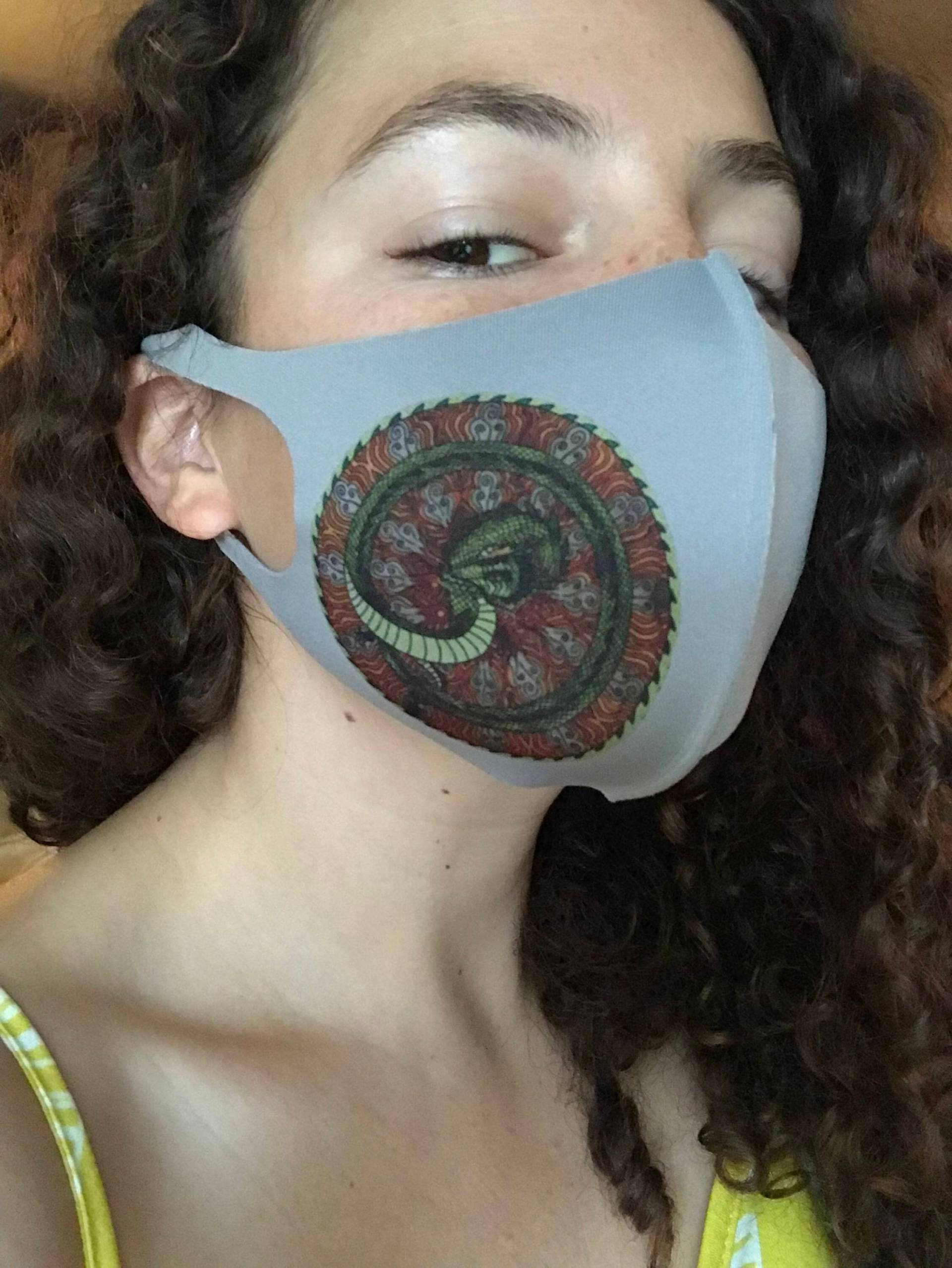 Zauberhafte "Drache" Stoffmaske - Einzigartiges Mandala Design Auf Grau von mandalasofthepath