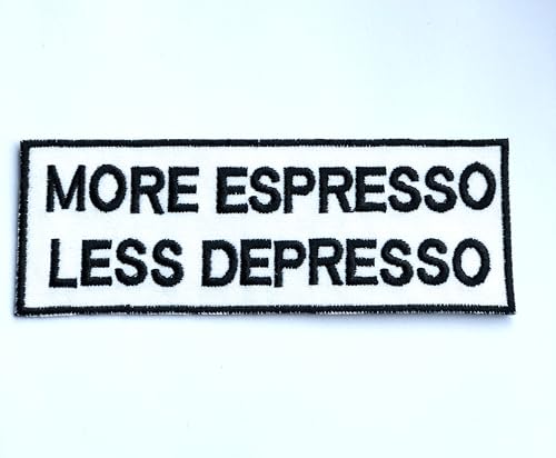More Espresso Less Depresso Patch Aufnäher – Abzeichen zum Aufnähen oder Aufbügeln – trendiges Modeaccessoire – einzigartiges dekoratives Logo für Jacken, Jeans und Taschen – Vintage – Bekleidung More Espresso Less Depresso Patch Aufnäher – Abzeichen zum Aufnähen oder Aufbügeln – trendiges Modeaccessoire – einzigartiges dekoratives Logo für Jacken, Jeans und Taschen – Vintage – Bekleidung von martytradingOfficial