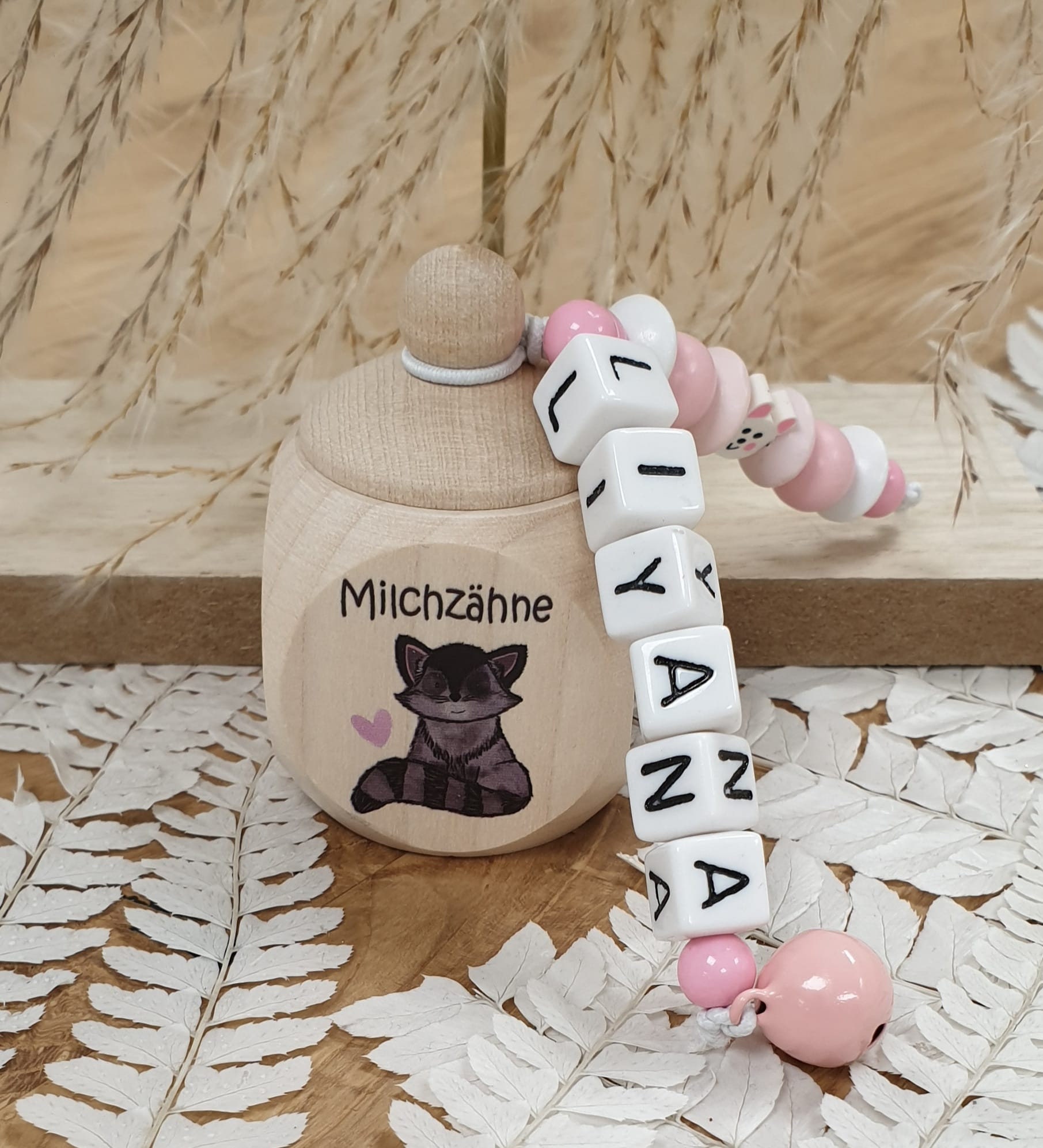 Zahndose Aus Holz Waschbär Mit Herz - Personalisiert Zur Aufbewahrung Der Milchzähne Zahndose Aus Holz Waschbär Mit Herz - Personalisiert Zur Aufbewahrung Der Milchzähne von meinkerzenshop