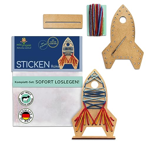 mikiprojekt® Stickset Kinder Rakete mit einfacher Anleitung für sicheres Gelingen I Entwicklungsförderndes Sticken Kinder Set aus unbedenklichem Material I Stickbilder für Kinder mit Aufsteller von miki projekt