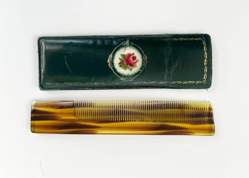 Vintage Celluloid Kamm Mit Etui Grün Gestickter Rose von mlovesvintage