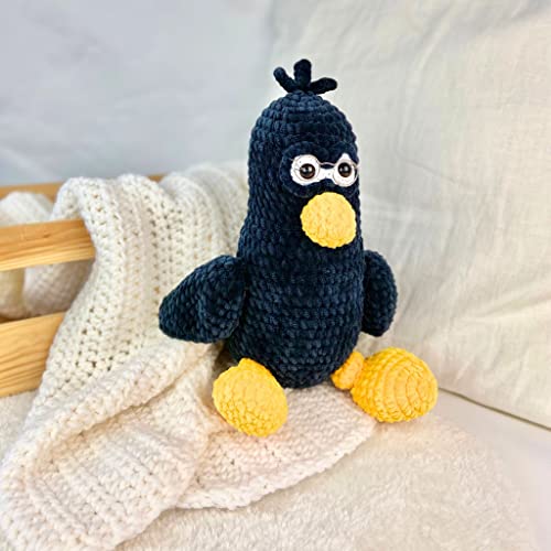 myboshi Häkelset Kuscheltier Rabe Sasha, inkl. Samt, No.2 Wolle, Häkelnadeln, Sicherheitsaugen, Füllwatte, Anleitung und original Label in Lederoptik, 100% Polyester, Schwarz mit Häkelnadel myboshi Häkelset Kuscheltier Rabe Sasha, inkl. Samt, No.2 Wolle, Häkelnadeln, Sicherheitsaugen, Füllwatte, Anleitung und original Label in Lederoptik, 100% Polyester, Schwarz mit Häkelnadel von myboshi