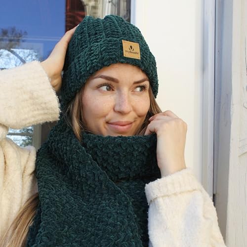 myboshi Häkelset Mütze Kanuma aus Samt XS, für Anfänger, inkl. Samt XS Garn, Häkelnadel, Anleitung und Label, 100% Polyester, Grün (Waldmeister) mit Häkelnadel von myboshi