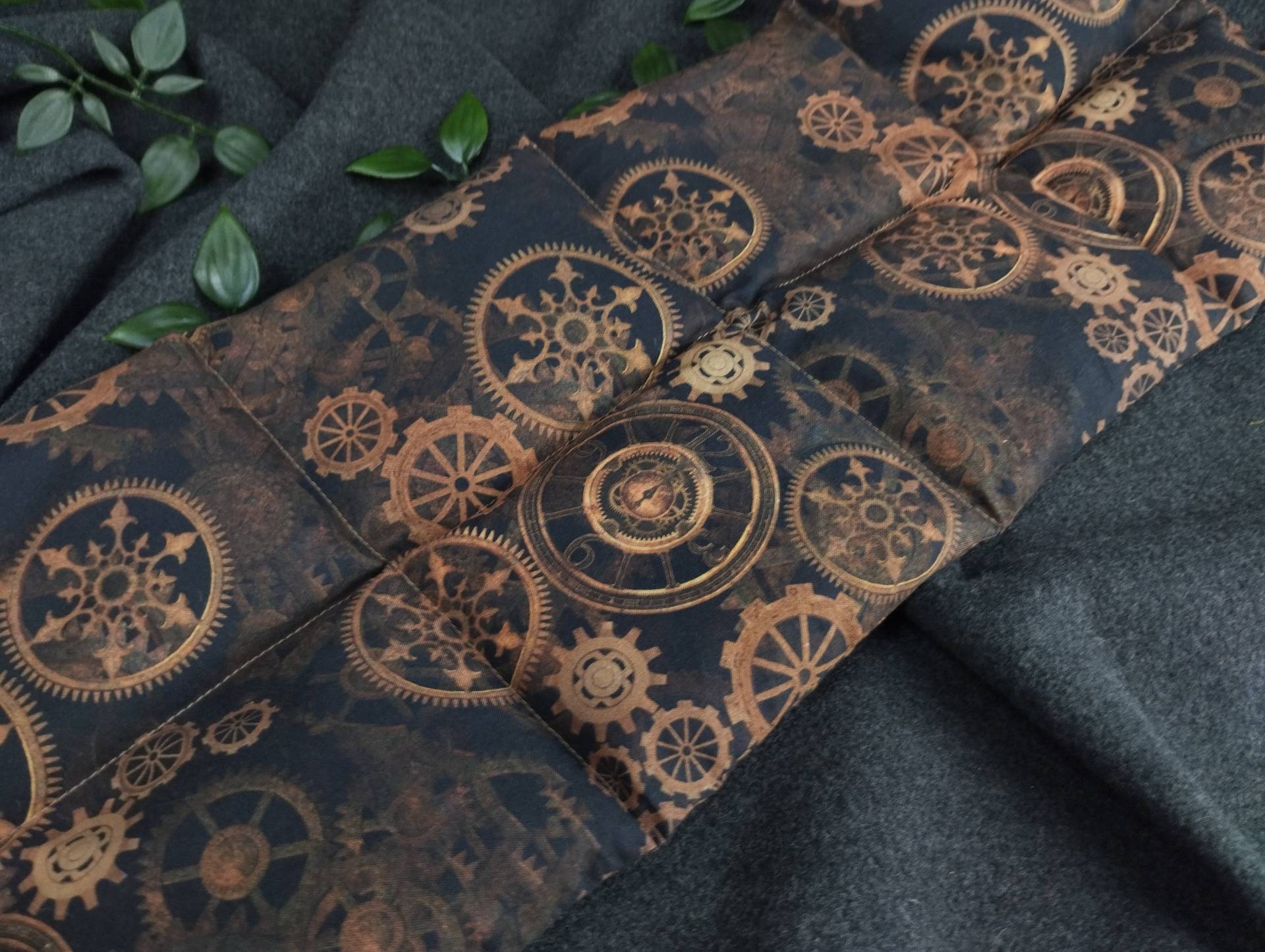 Dinkel- Wärmekissen in Unterschiedlichen Größen Und Wahlweise Einem Bezug - Steampunk/Zahnrad Dinkel- Wärmekissen in Unterschiedlichen Größen Und Wahlweise Einem Bezug - Steampunk/Zahnrad von nadelundholz