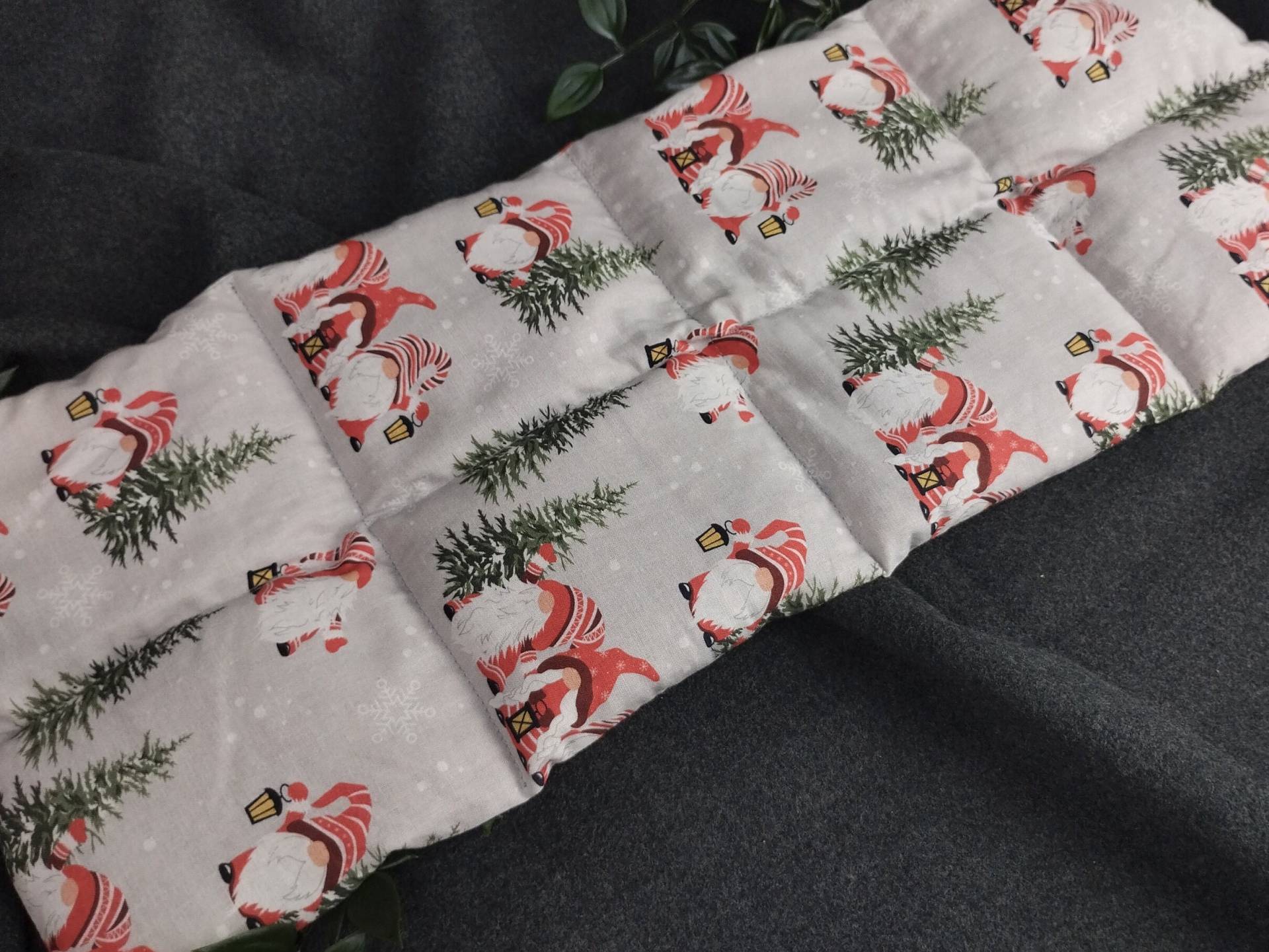 Dinkel- Wärmekissen in Unterschiedlichen Größen Und Wahlweise Einem Bezug - Weihnachtsgnome Mit Tannen Dinkel- Wärmekissen in Unterschiedlichen Größen Und Wahlweise Einem Bezug - Weihnachtsgnome Mit Tannen von nadelundholz