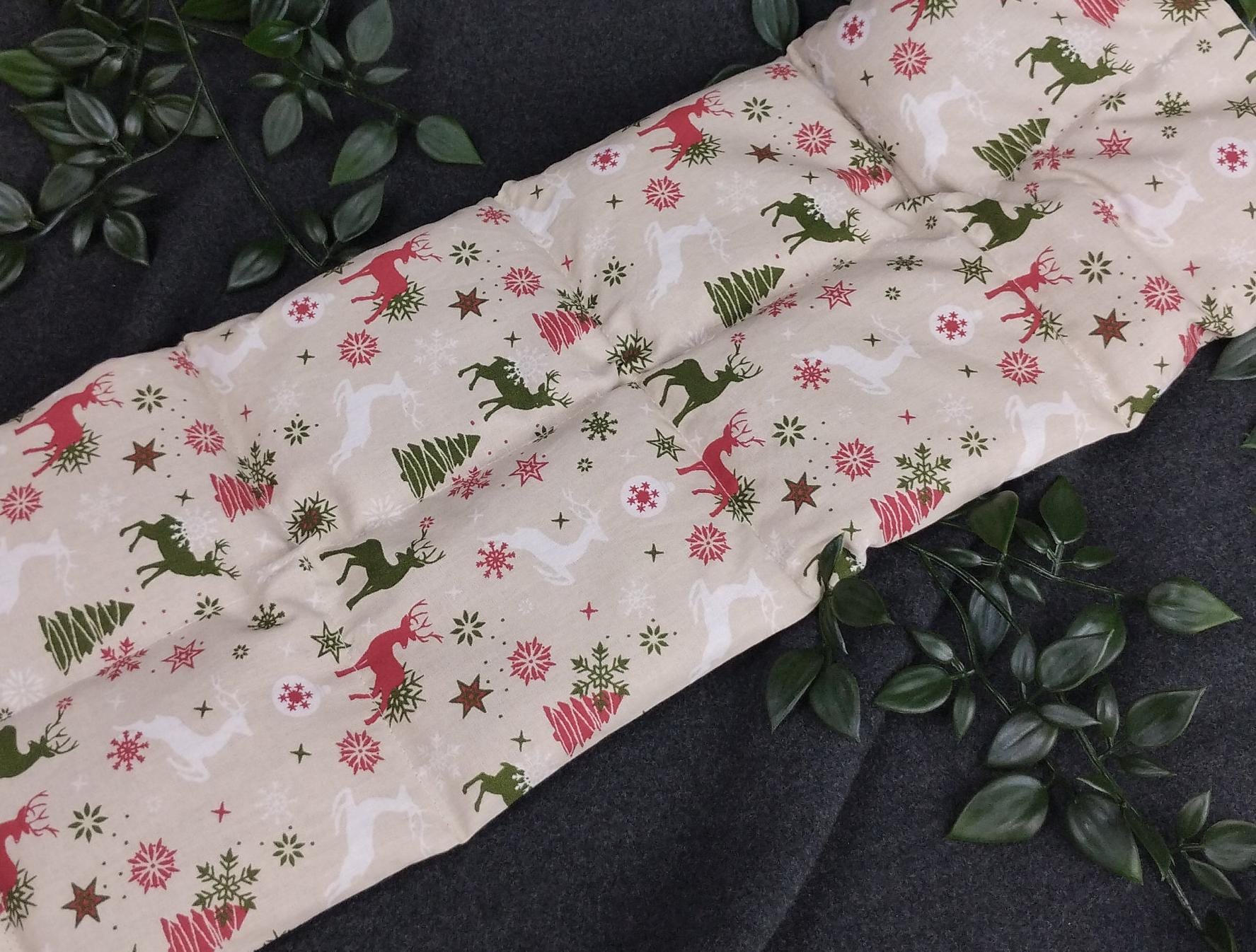 Körnerkissen/Dinkelkissen 50x20 cm, Wahlweise Mit Getrockneter Lavendel, 8 Kammern, Individuelle Größenanpassung Möglich, Rentiere + Tanne Körnerkissen/Dinkelkissen 50x20 cm, Wahlweise Mit Getrockneter Lavendel, 8 Kammern, Individuelle Größenanpassung Möglich, Rentiere + Tanne von nadelundholz
