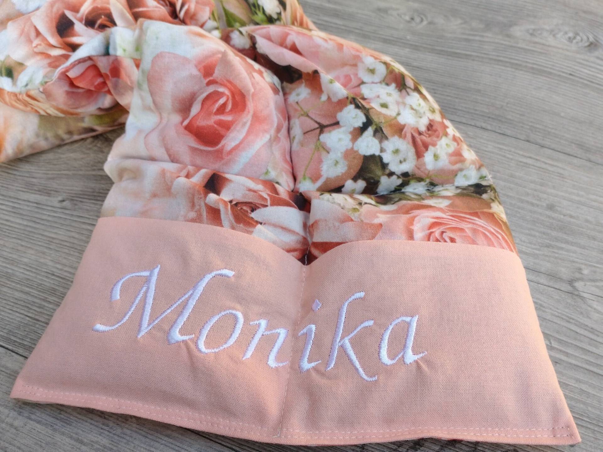 Personalisiertes Dinkelkissen in Der Größe 50 X 20 cm Mit Rosenmuster Auf Baumwollstoff. Auf Wunsch Getrocknetem Lavendel Personalisiertes Dinkelkissen in Der Größe 50 X 20 cm Mit Rosenmuster Auf Baumwollstoff. Auf Wunsch Getrocknetem Lavendel von nadelundholz