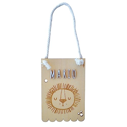 nagu® Löwe. Holzwimpel-Girlande mit dem Namen des Babys zum Aufhängen an der Tür oder als Wanddekoration im Kinderzimmer. Personalisierte Plakette für Jungen oder Mädchen, ideal als Geschenk von nagu