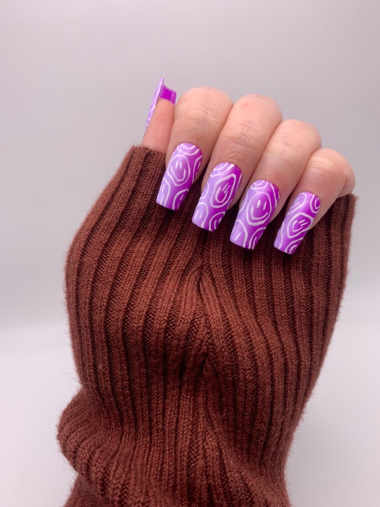 Custom Purple Ombre Wavy Smiley Face Press-On Nails von nailsbyETTA