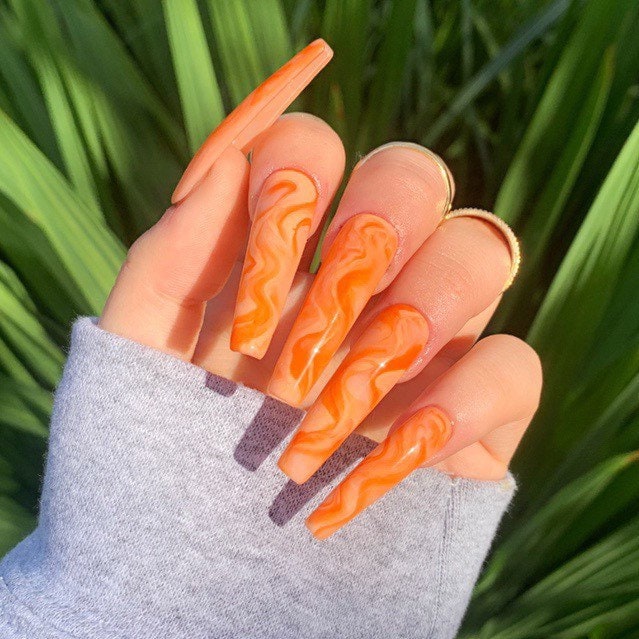Orange Marmor Wirbelt Drücken Sie Auf Die Nägel | Handgemalte Wiederverwendbare Gelnägel von nailsbymonicazx