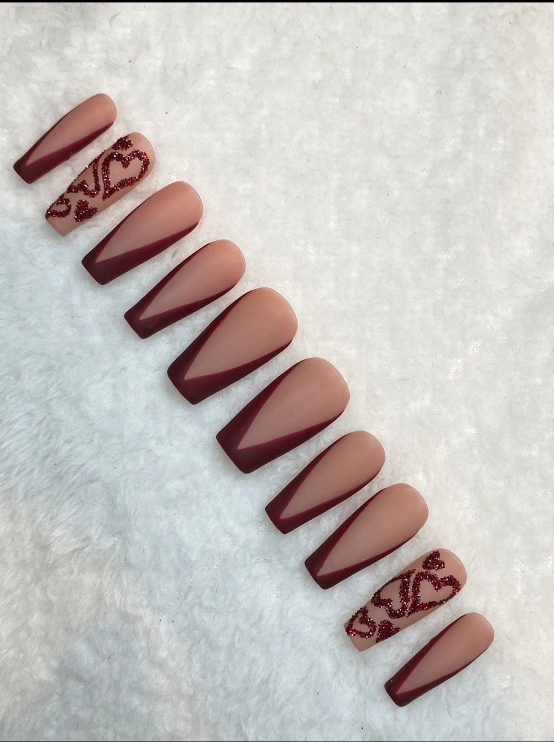 Dunkelrote V-Spitze Herz Press Ons Dunkelrote V-Spitze Herz Press Ons von nailsbysimw
