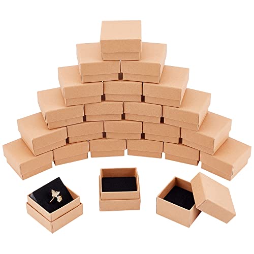 NBEADS 24 Stück Kraft Braune Square Karton Schmuck Ring Boxen Papier Einzelhandel Geschenkbox Schmuckschatulle Für Weihnachten Jubiläen Hochzeiten Geburtstage Geschenke Schmuck Display, 5x5x3 cm von nbeads
