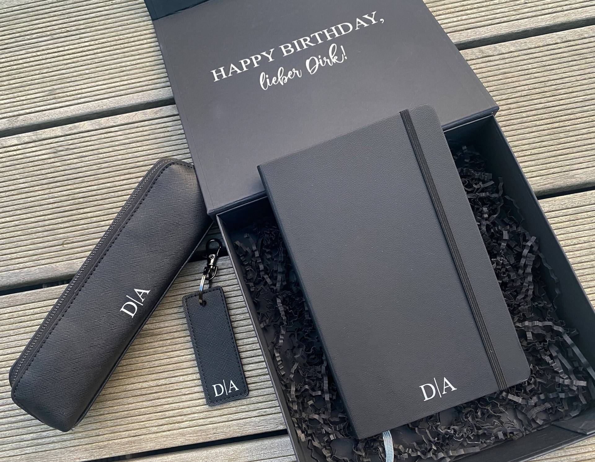 Personalisierte Geschenkbox Mit Magnetverschluss/Etui + Schlüsselanhänger Notizbuch Weihnachten Geburtstag Initialen Geschenkset Personalisierte Geschenkbox Mit Magnetverschluss/Etui + Schlüsselanhänger Notizbuch Weihnachten Geburtstag Initialen Geschenkset von nelous