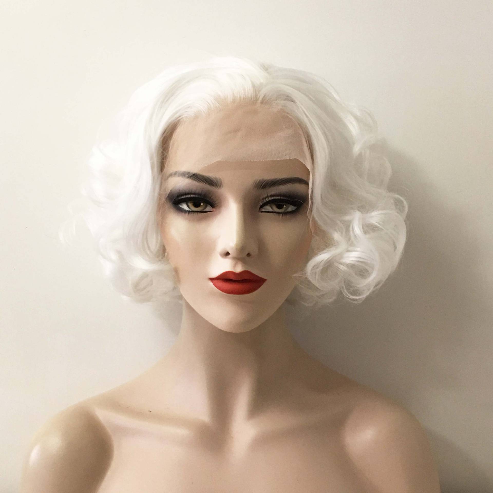 Frauen Lace Front Schneewittchen Kurze Curly Vintage Marilyn Style Curl Slicked Back Perücke von nevermindyrhead