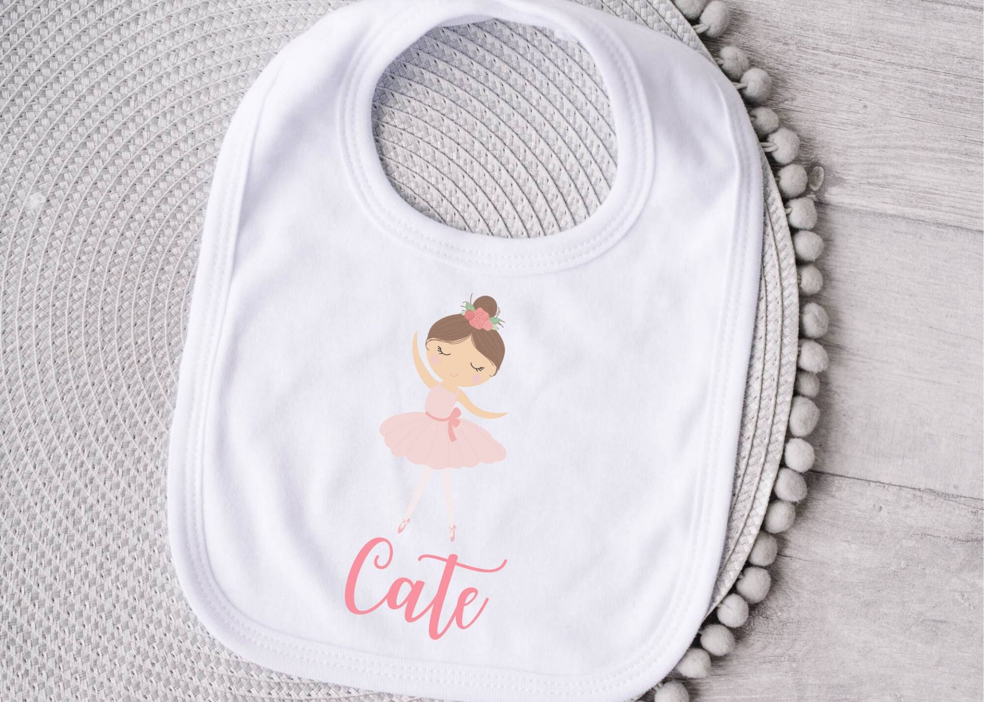 Ballerina Babybib, Baby Mädchen Geschenk, Personalisiertes Bib, Mädchen, Dinner Shower Geschenkidee Ballerina Babybib, Baby Mädchen Geschenk, Personalisiertes Bib, Mädchen, Dinner Shower Geschenkidee von pinkbow89