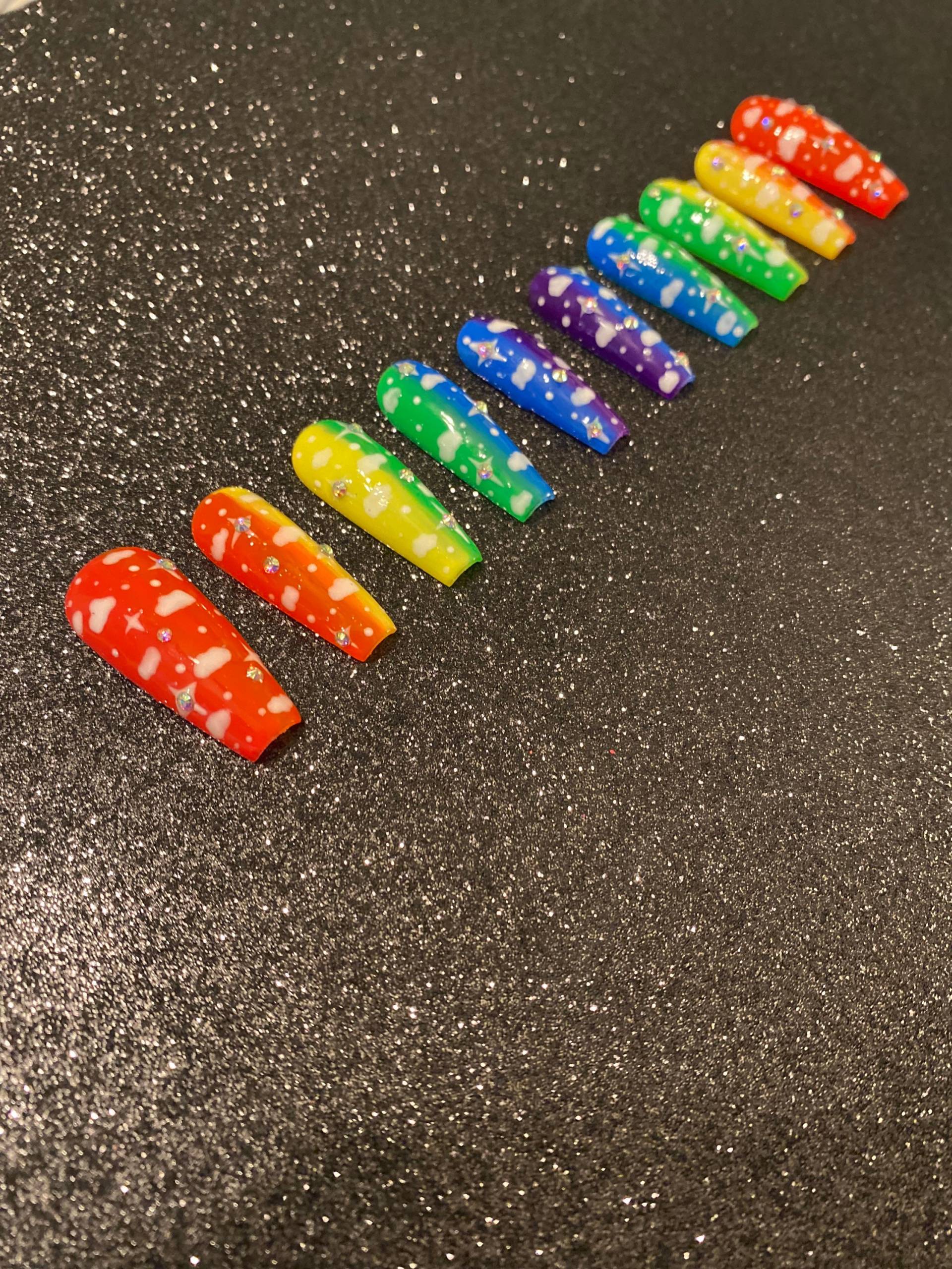 Farbverlauf Regenbogen Sargförmiger Druck Auf Nägel Mit Wolken Und Strasssteinen Für Erwachsene Kinder Baukastengel von pureessencenails