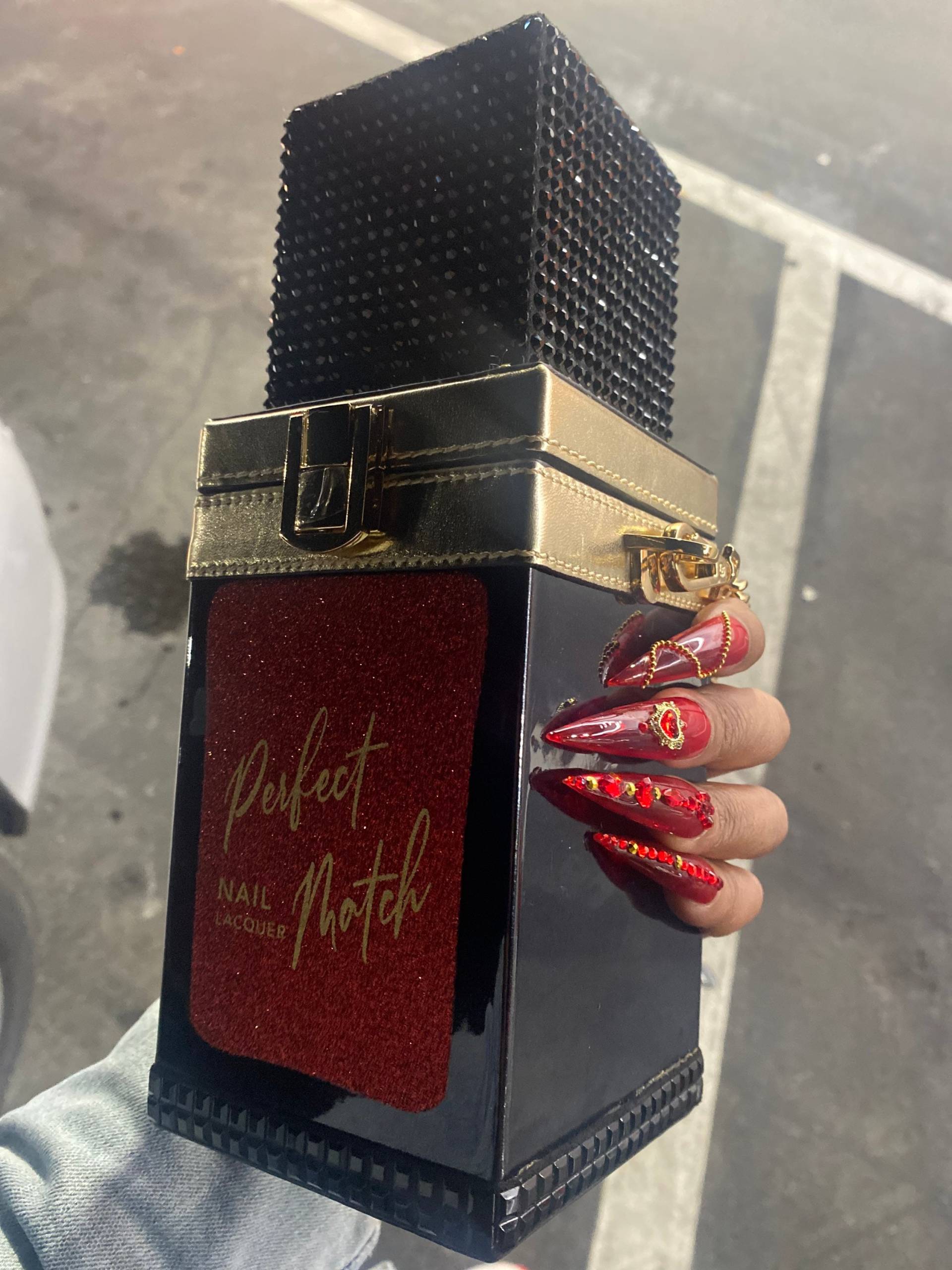 Jelly Red Press On Nails Mit Herzförmigen Goldenen Und Roten Strasssteinen + Goldnagelketten Für Den Valentinstag von pureessencenails