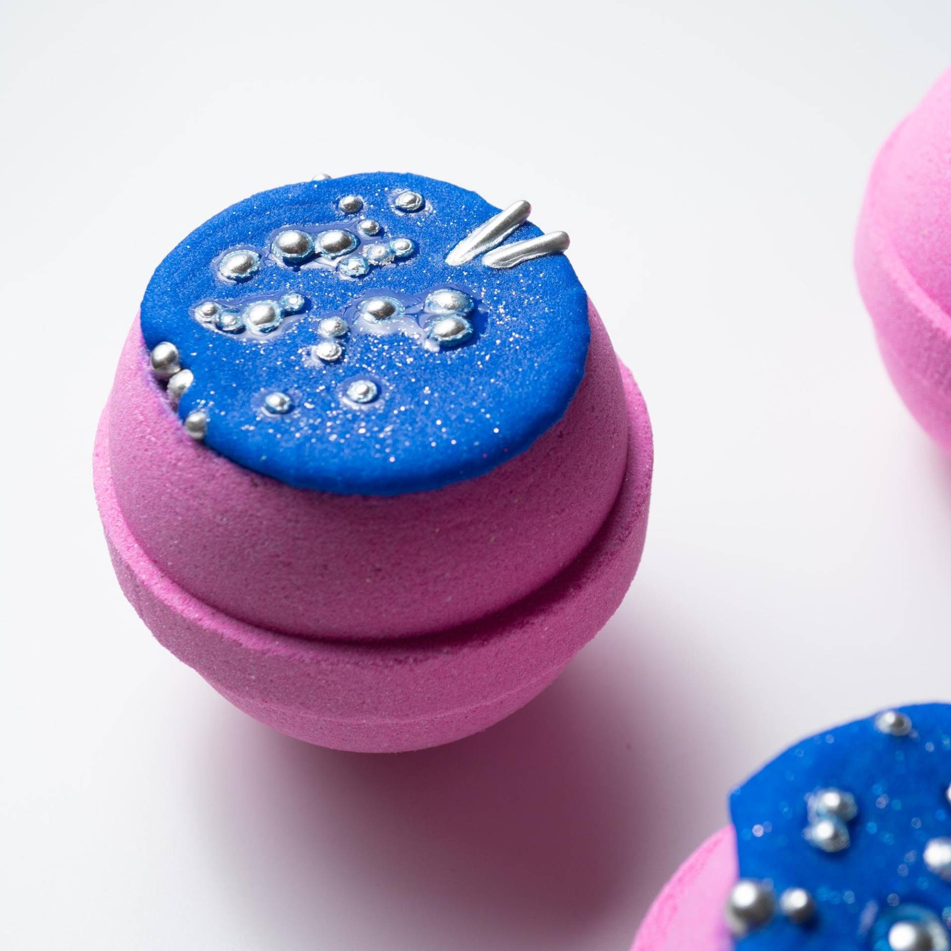 Litchi & Rose Badekometen | Große Badekugel Mit Schönem Fruchtigen Aroma. Reich An Sheabutter Und Avocadoöl. Nettes Geschenk Für Badebomben Liebhaber Litchi & Rose Badekometen | Große Badekugel Mit Schönem Fruchtigen Aroma. Reich An Sheabutter Und Avocadoöl. Nettes Geschenk Für Badebomben Liebhaber von rainydayhello