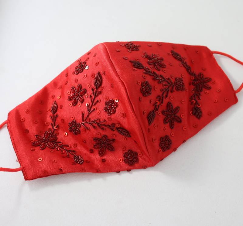 Weiche Satin Seide Designer Inspiriert Blumen Bestickt Rote Ausgefallene Gesichtsmaske Für Frau | Hand Sticken Schöne Abdeckung Hochzeitsmaske von shubhams