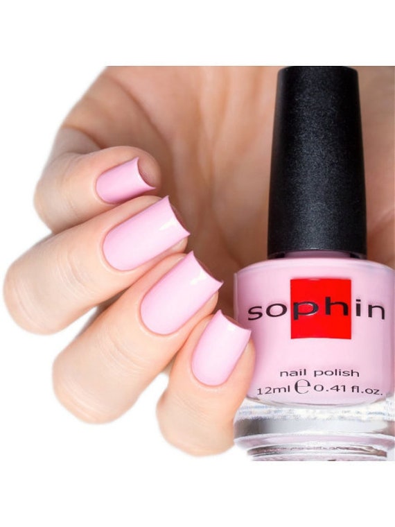 Baby Pink Nagellack. Sophin 0342. Pastell Maniküre. Rosa Farbe. Cremefarbener Lack. Naturkosmetik von sophincosmetics