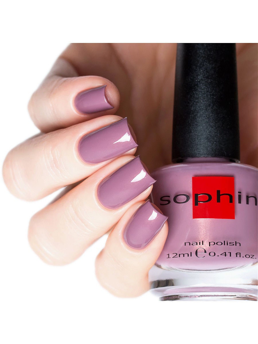 Staubiger Fliederfarbener Nagellack Mit Zarten Schimmer. Sophin 0144. Sanfter Glanz. Mondsichel Leuchtend Dem Inneren Licht. Trendy Stilvolle Staubiger Fliederfarbener Nagellack Mit Zarten Schimmer. Sophin 0144. Sanfter Glanz. Mondsichel Leuchtend Dem Inneren Licht. Trendy Stilvolle von sophincosmetics