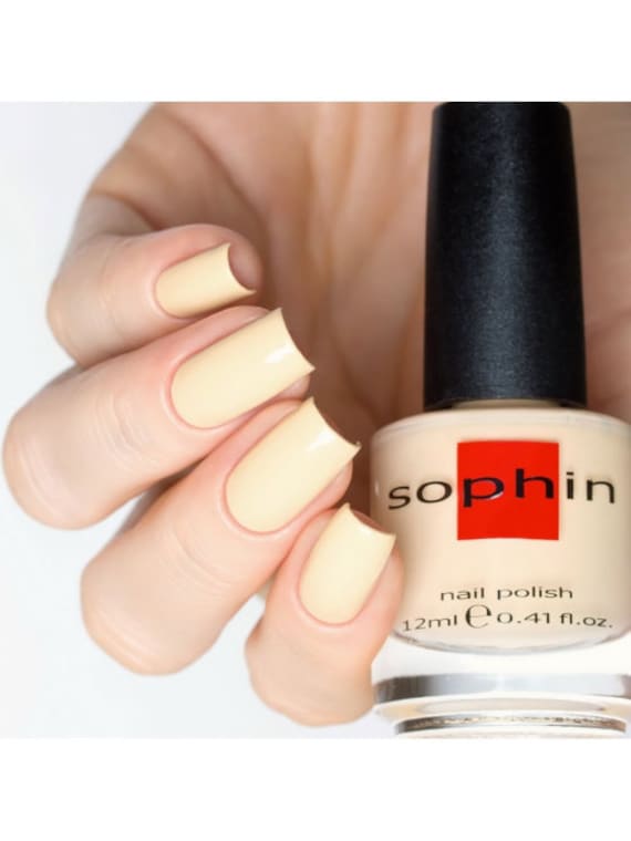 Hellgelber Nagellack. Sophin 0345. Bananenfarben. Pastell Maniküre. Naturkosmetik. Trendige Sommernägel. Gelbe Vegane Politur Hellgelber Nagellack. Sophin 0345. Bananenfarben. Pastell Maniküre. Naturkosmetik. Trendige Sommernägel. Gelbe Vegane Politur von sophincosmetics
